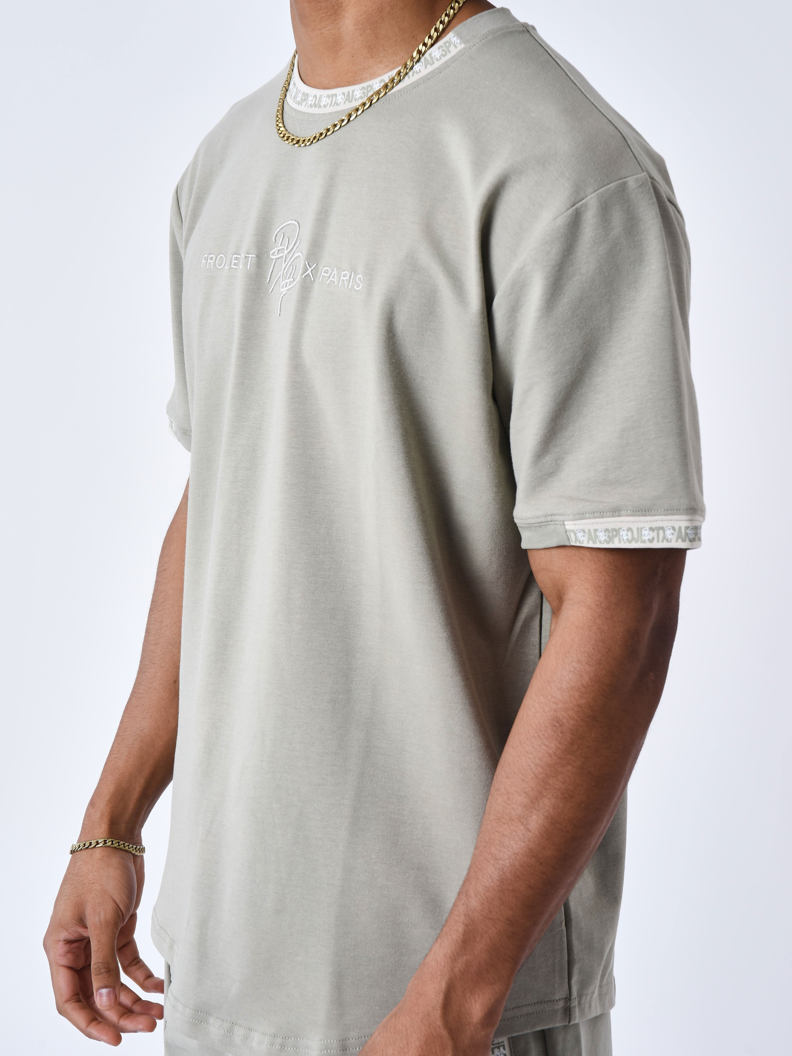 tee-shirt-uni-avec-bande-logo-kaki-gris