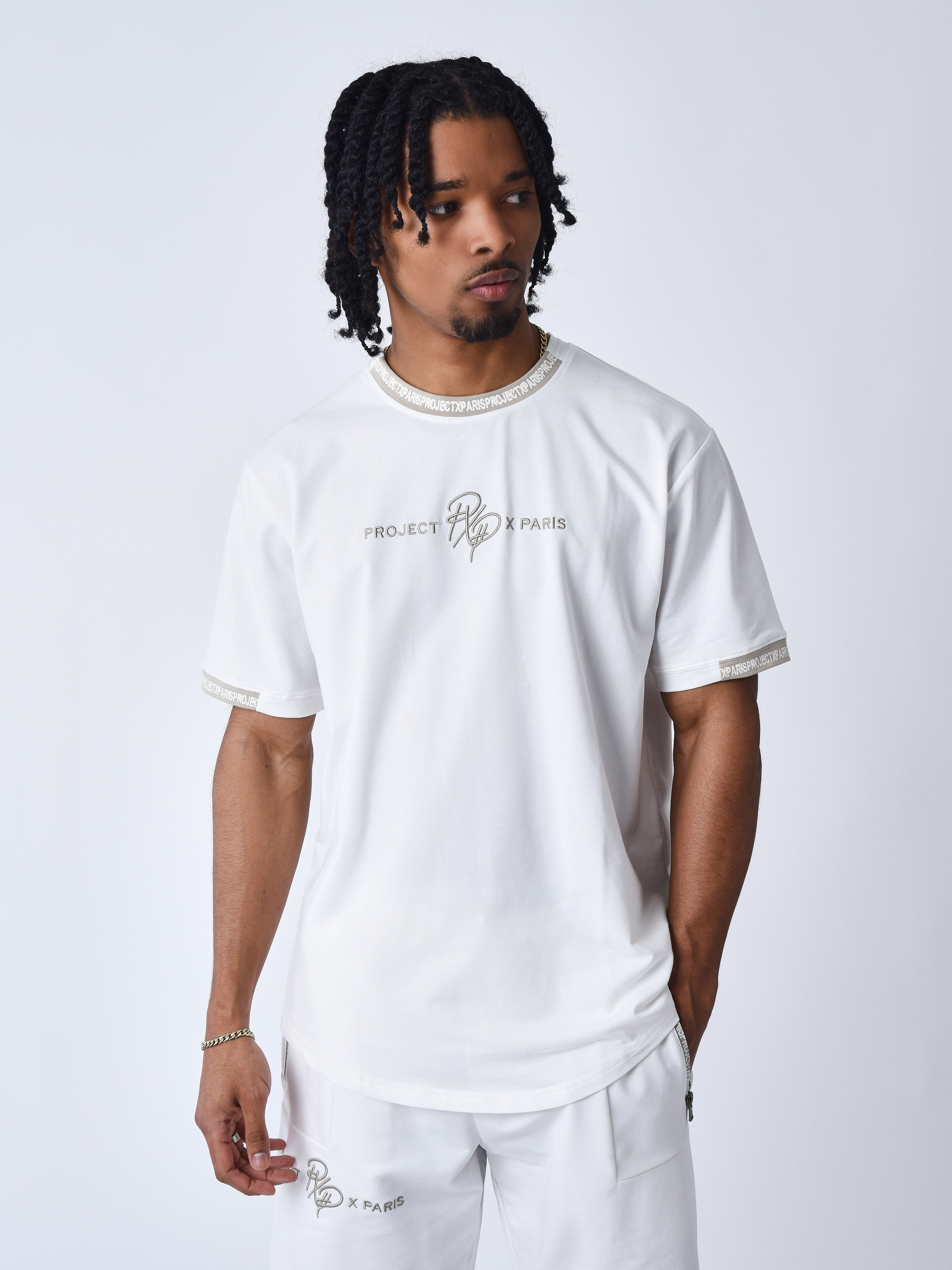 tee-shirt-uni-avec-bande-logo-blanc-casse-gris-fume