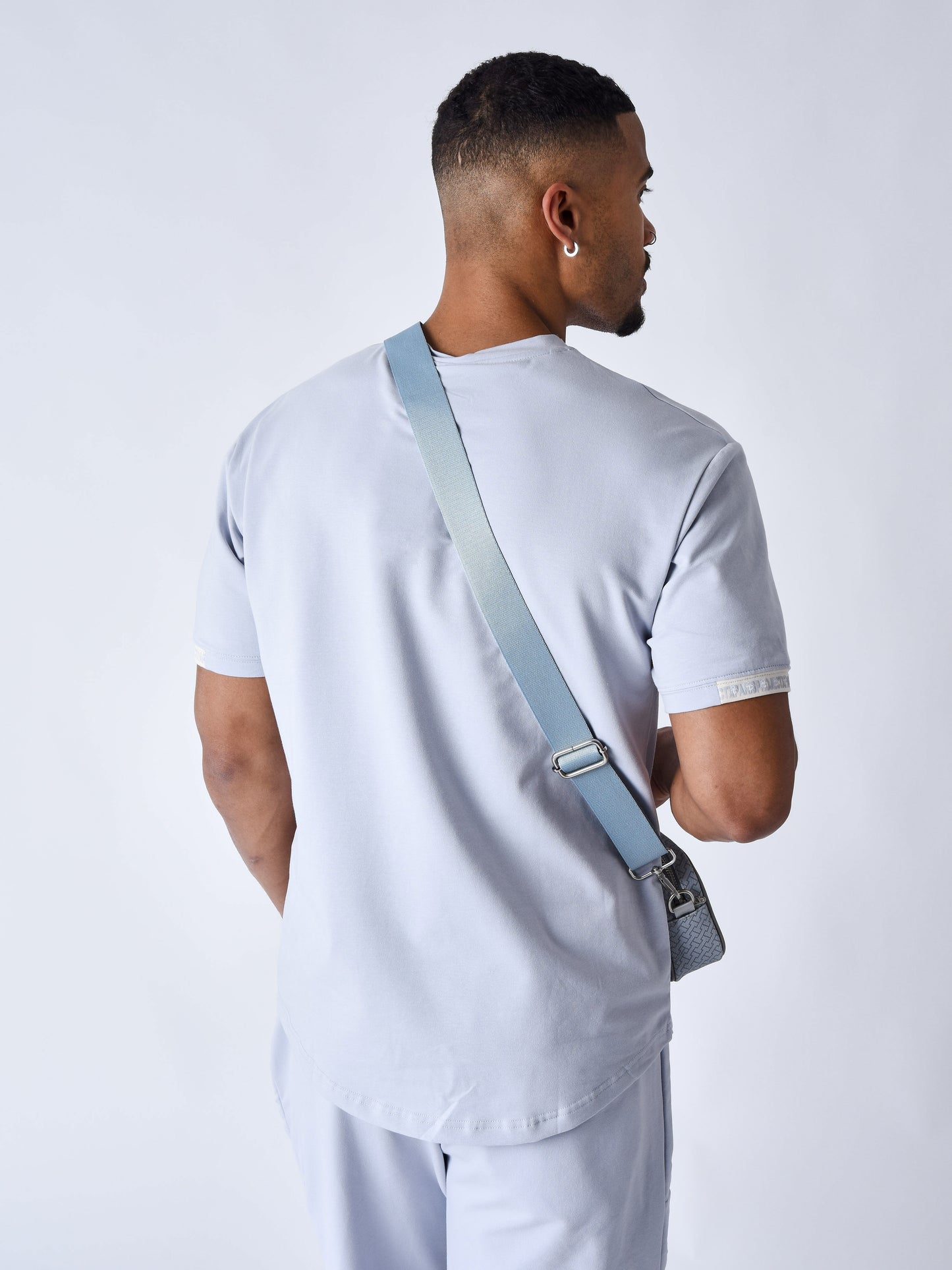 tee-shirt-uni-avec-bande-logo-bleu-glacier