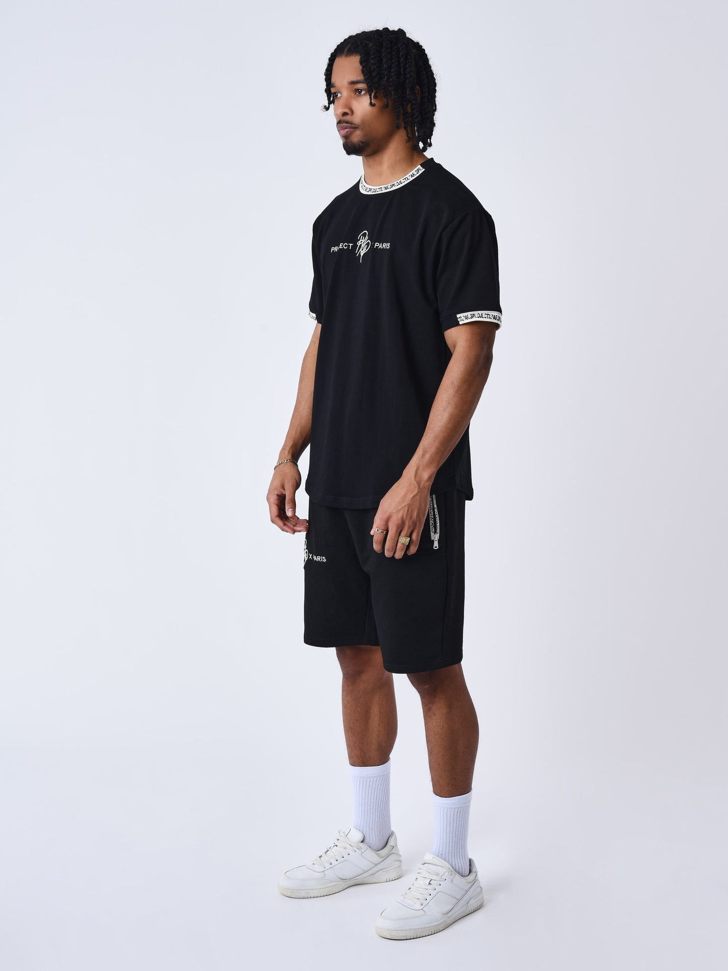 tee-shirt-uni-avec-bande-logo-noir-blanc