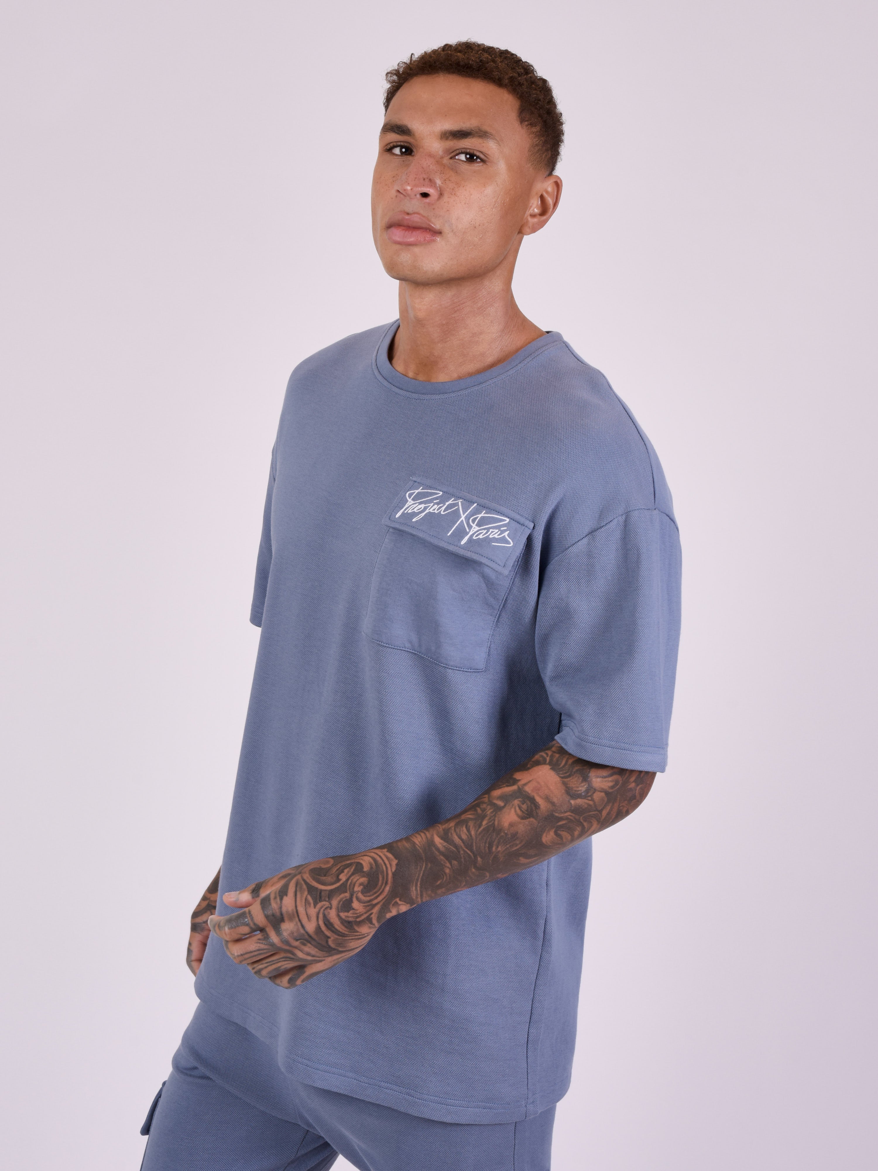 tee-sirt-ample-avec-poche--bleu-modelshot