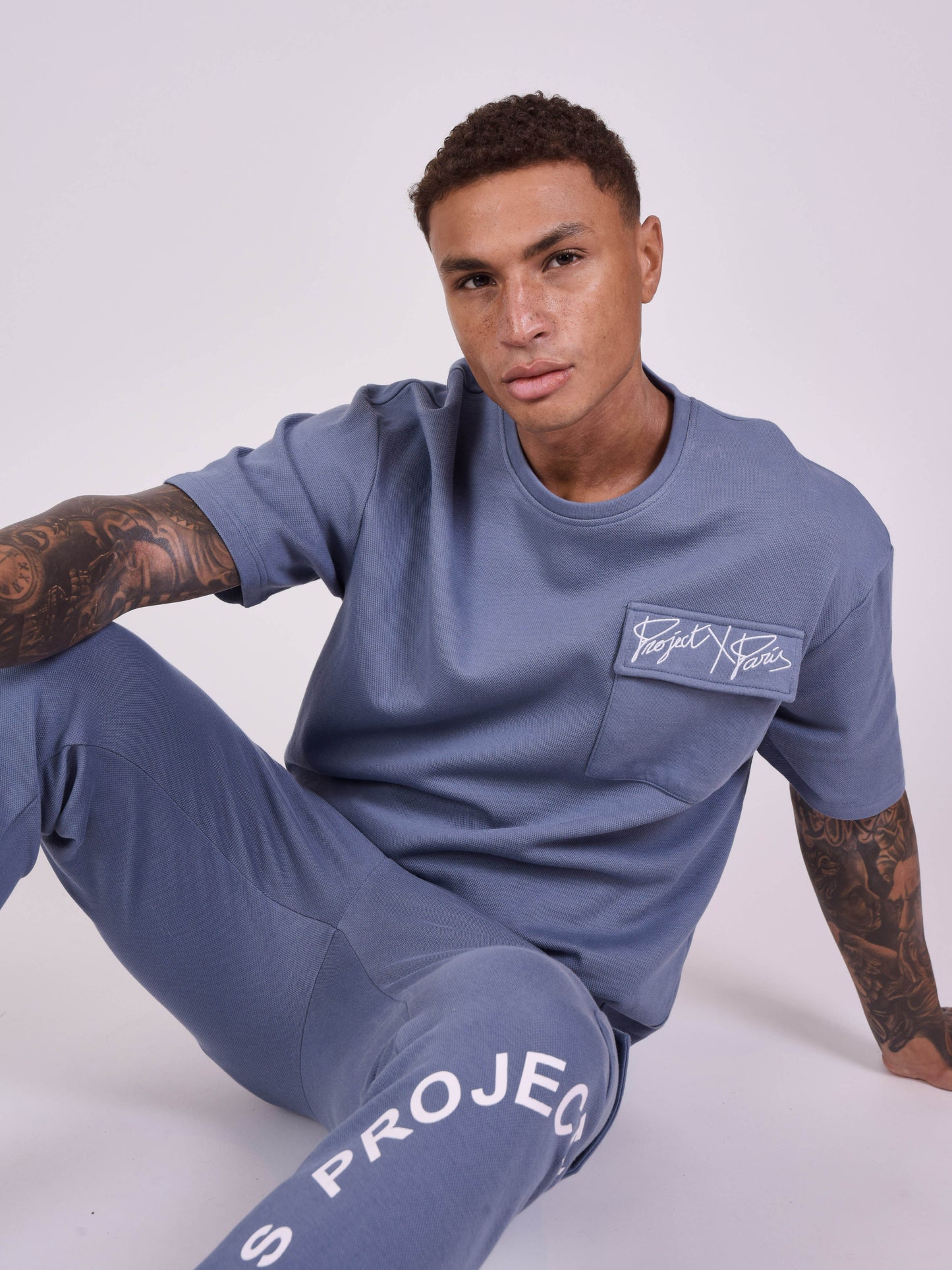 tee-sirt-ample-avec-poche--bleu-modelshot