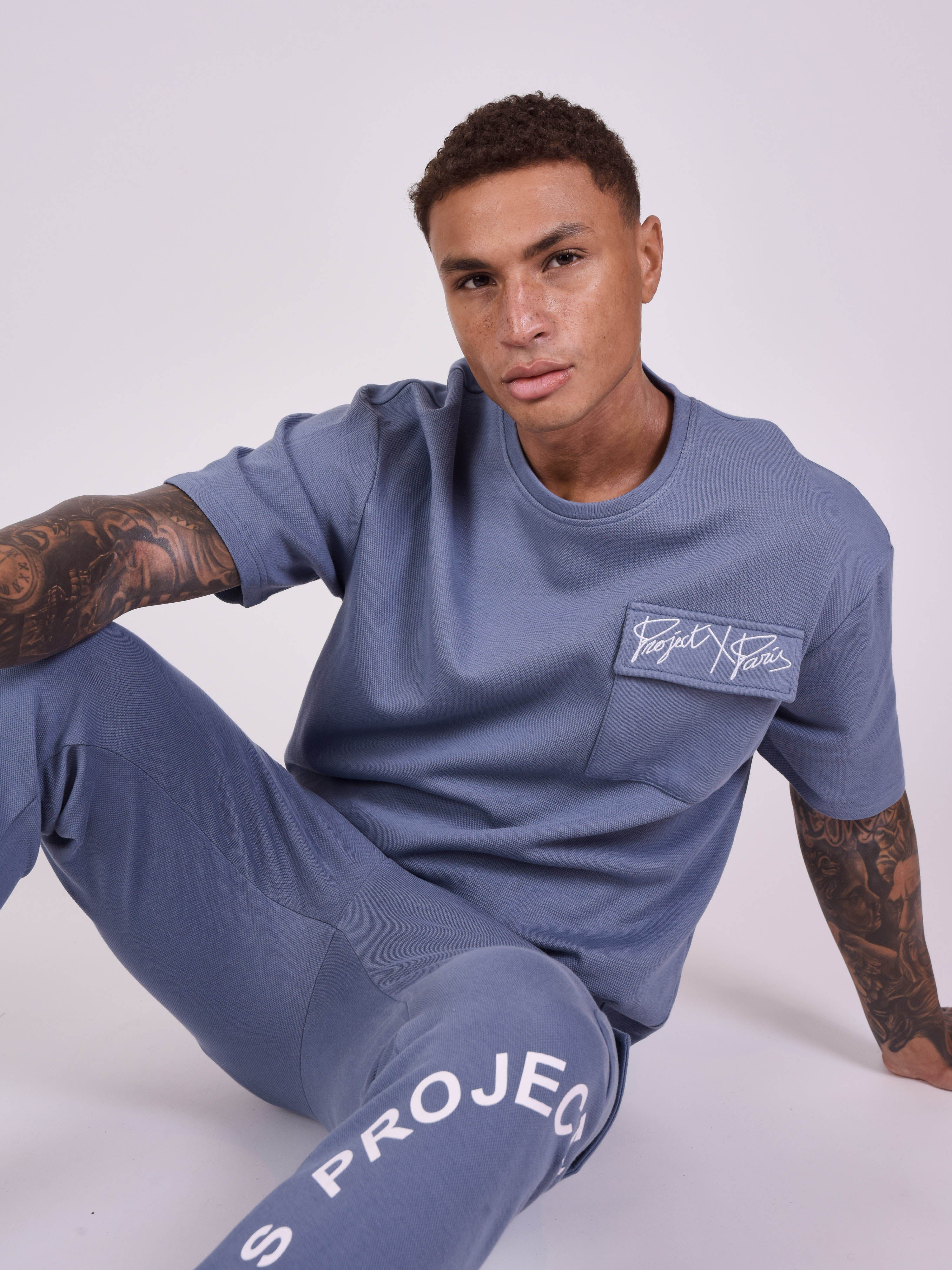 tee-sirt-ample-avec-poche--bleu-modelshot