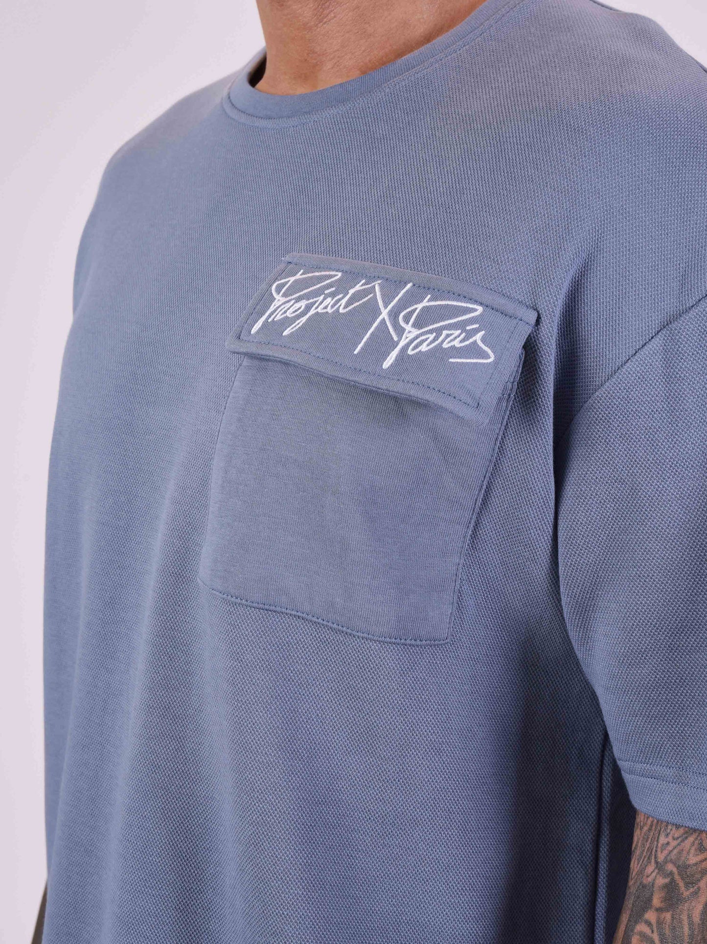 tee-sirt-ample-avec-poche--bleu-detailshot