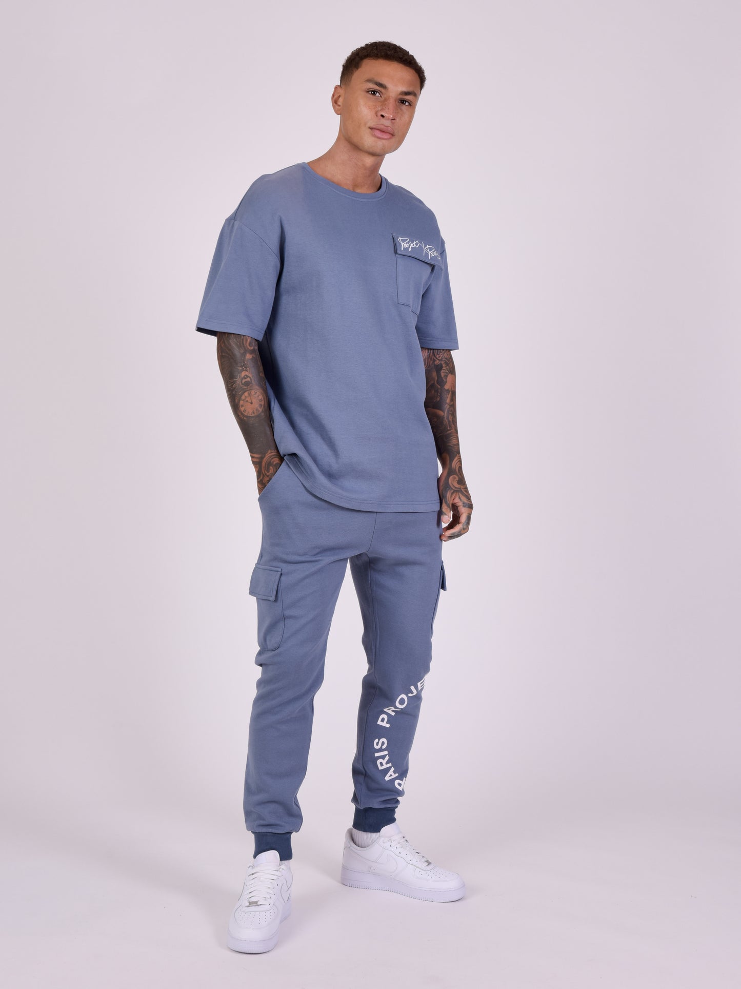 tee-sirt-ample-avec-poche--bleu-modelshot