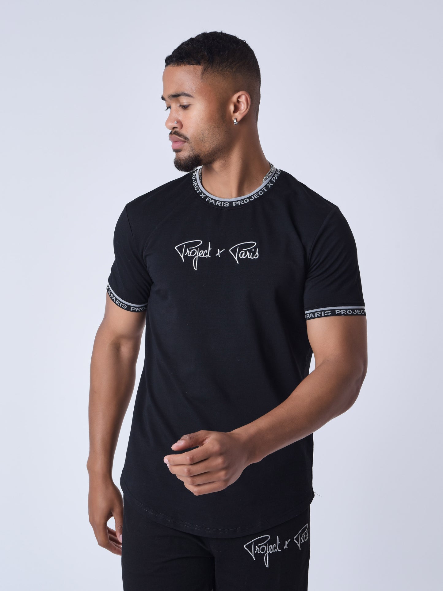 tee-sirt-logo-brode-en-relief-noir-modelshot