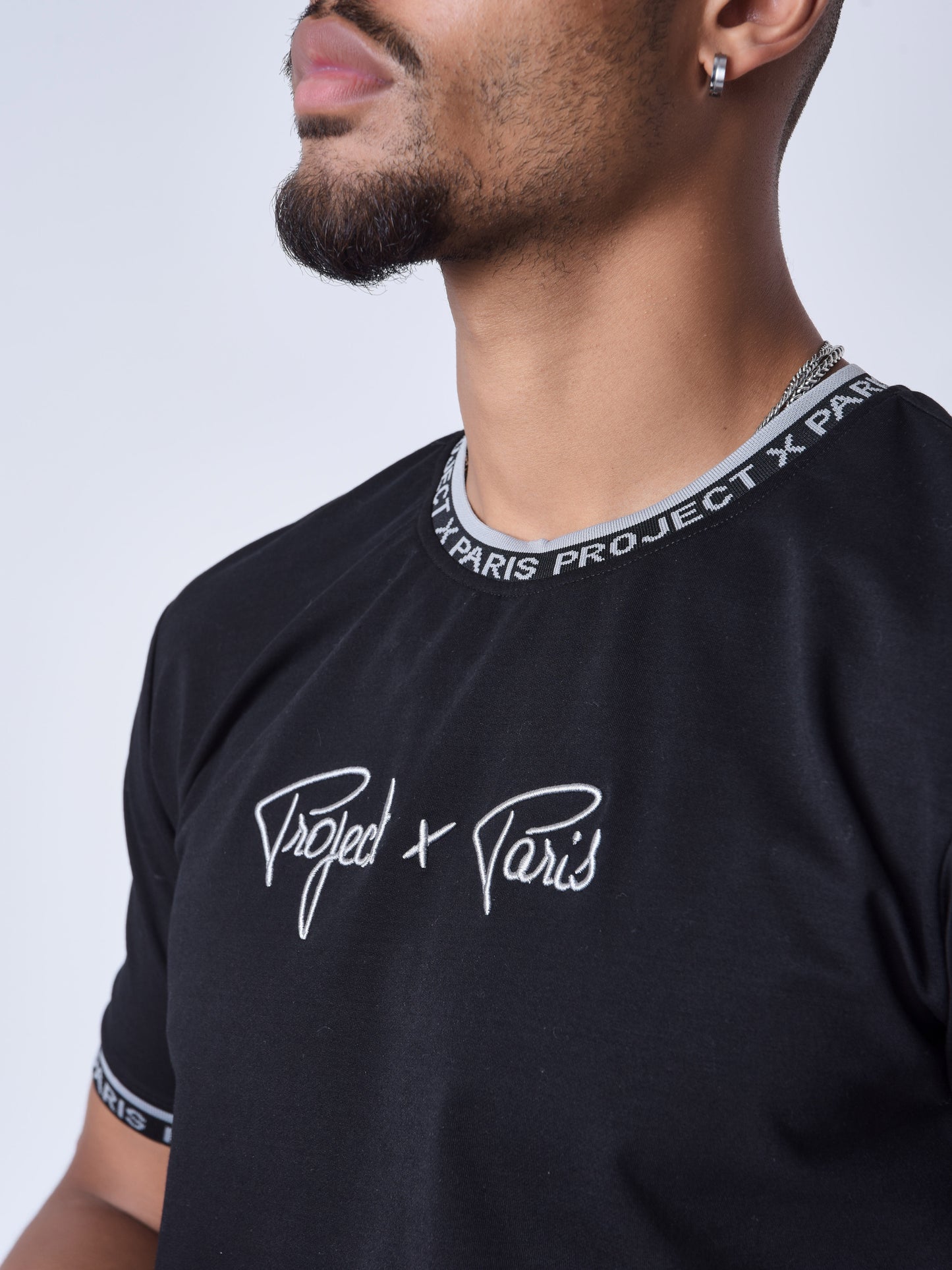 tee-sirt-logo-brode-en-relief-noir-modelshot