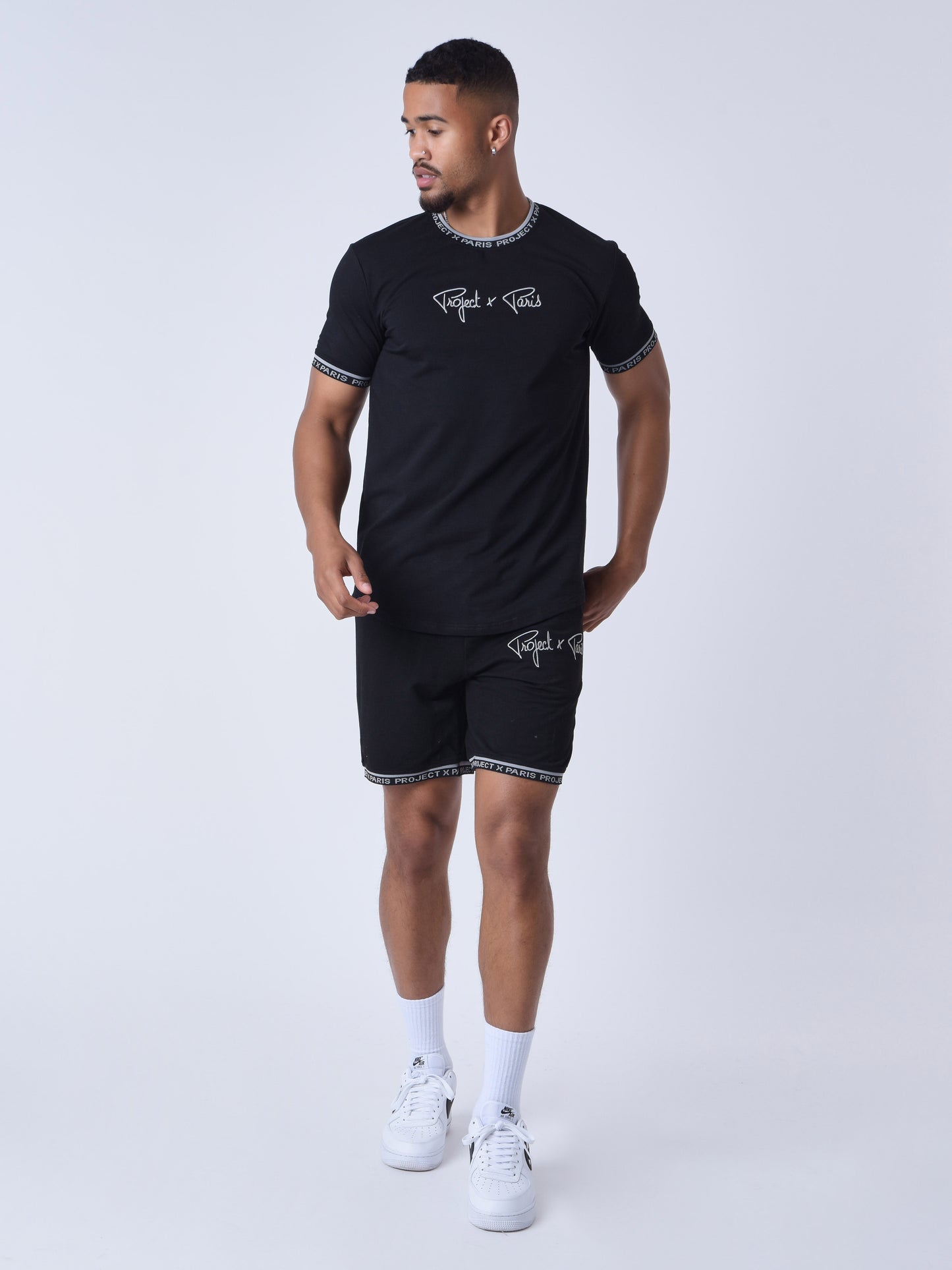 tee-sirt-logo-brode-en-relief-noir-modelshot