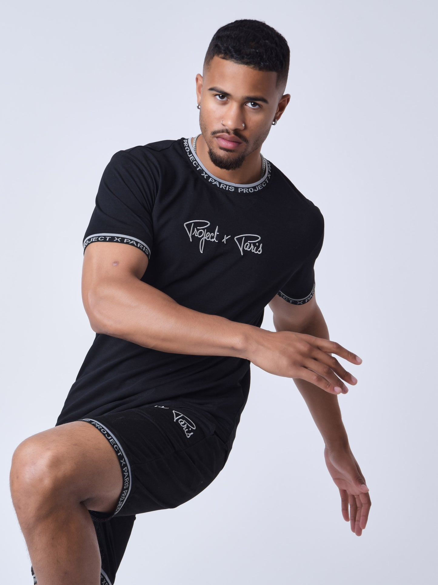 tee-sirt-logo-brode-en-relief-noir-modelshot