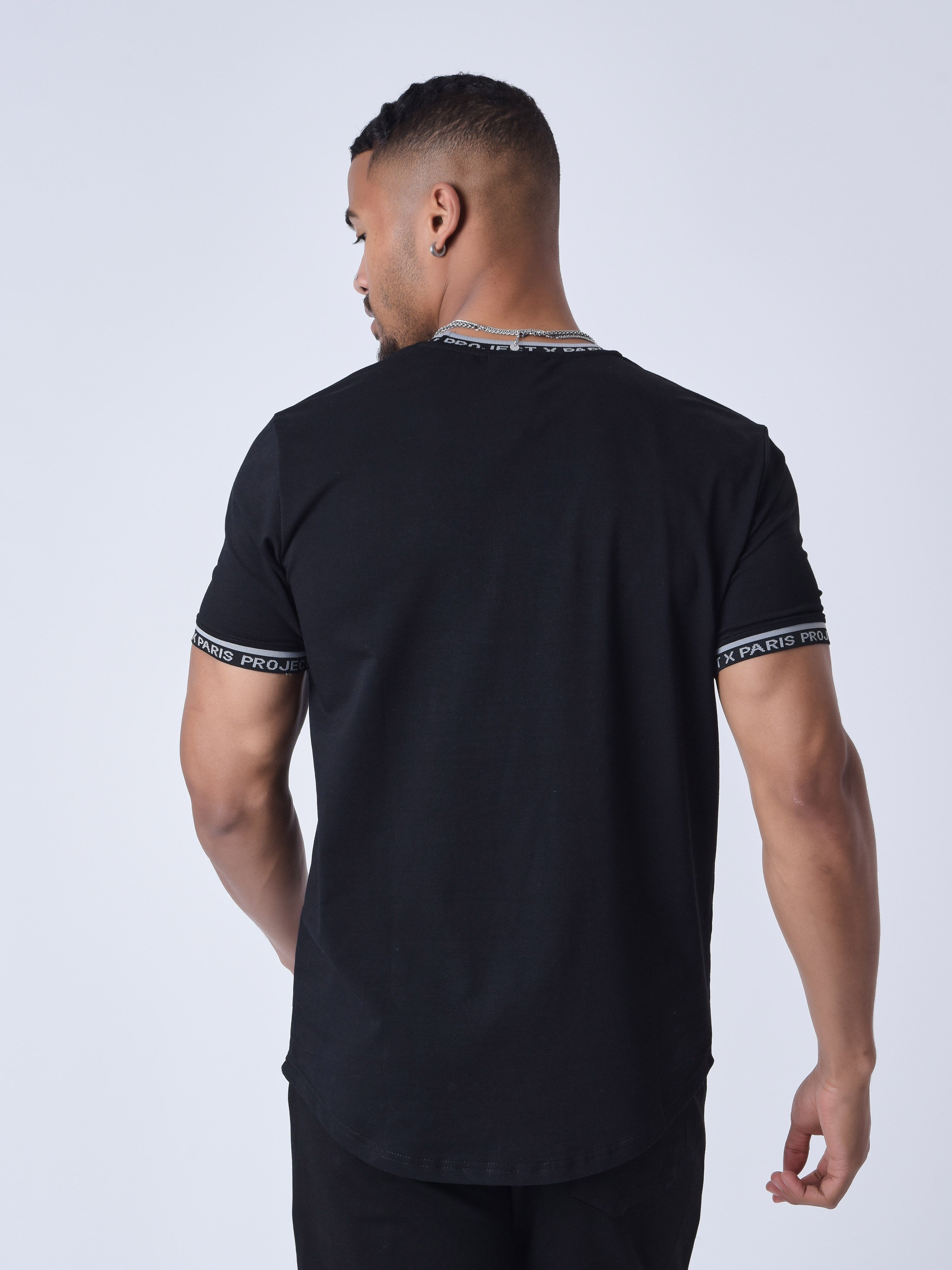 tee-sirt-logo-brode-en-relief-noir-modelshot