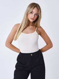 top-a-bretelles-essentials-greige-modelshot
