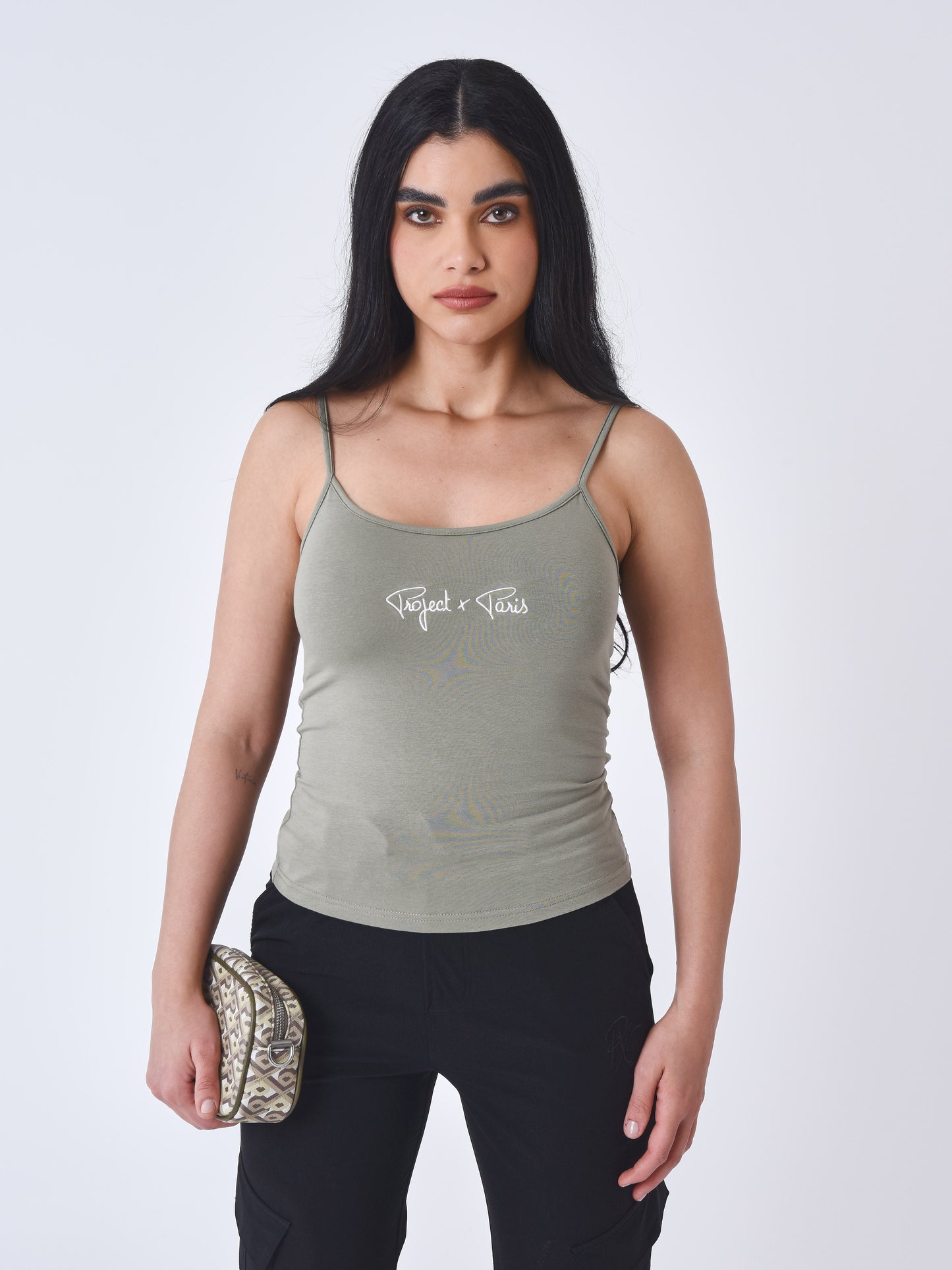 top-a-bretelles-essentials-kaki-modelshot