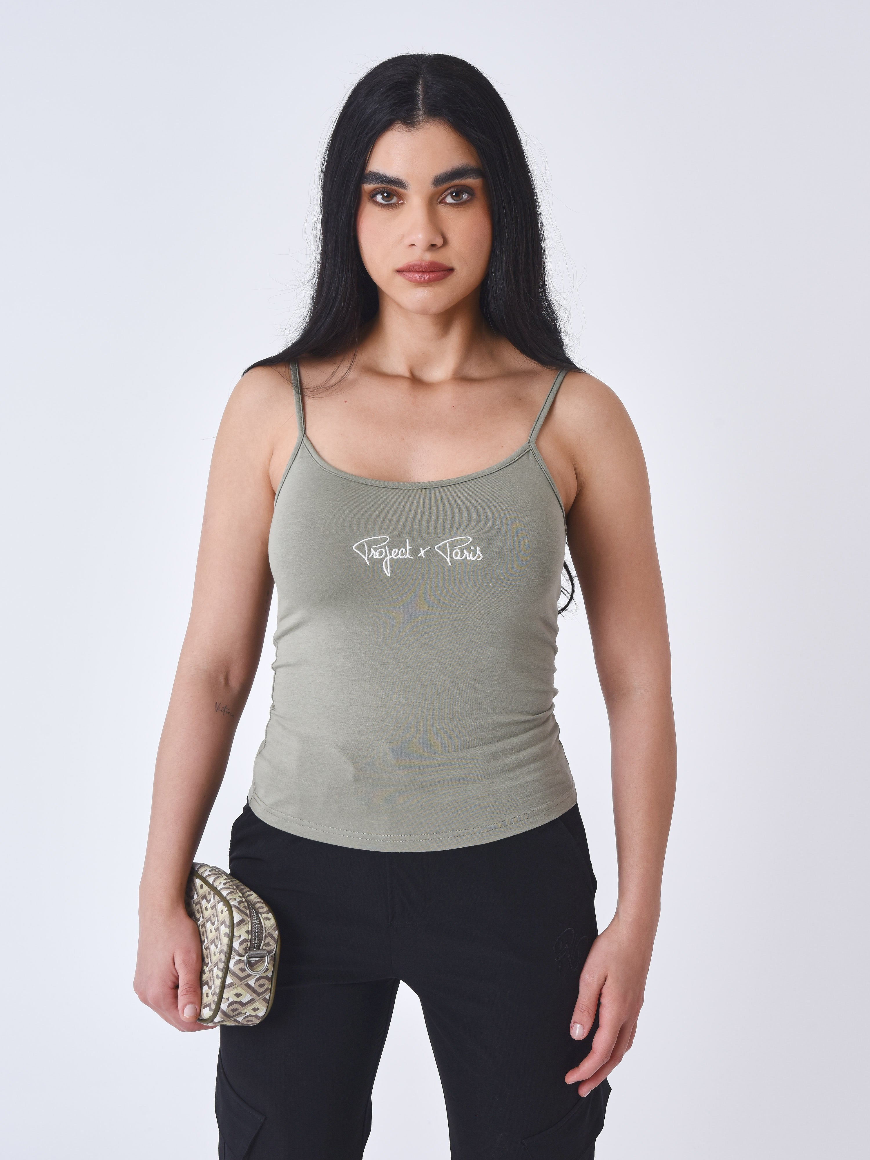 top-a-bretelles-essentials-kaki-modelshot