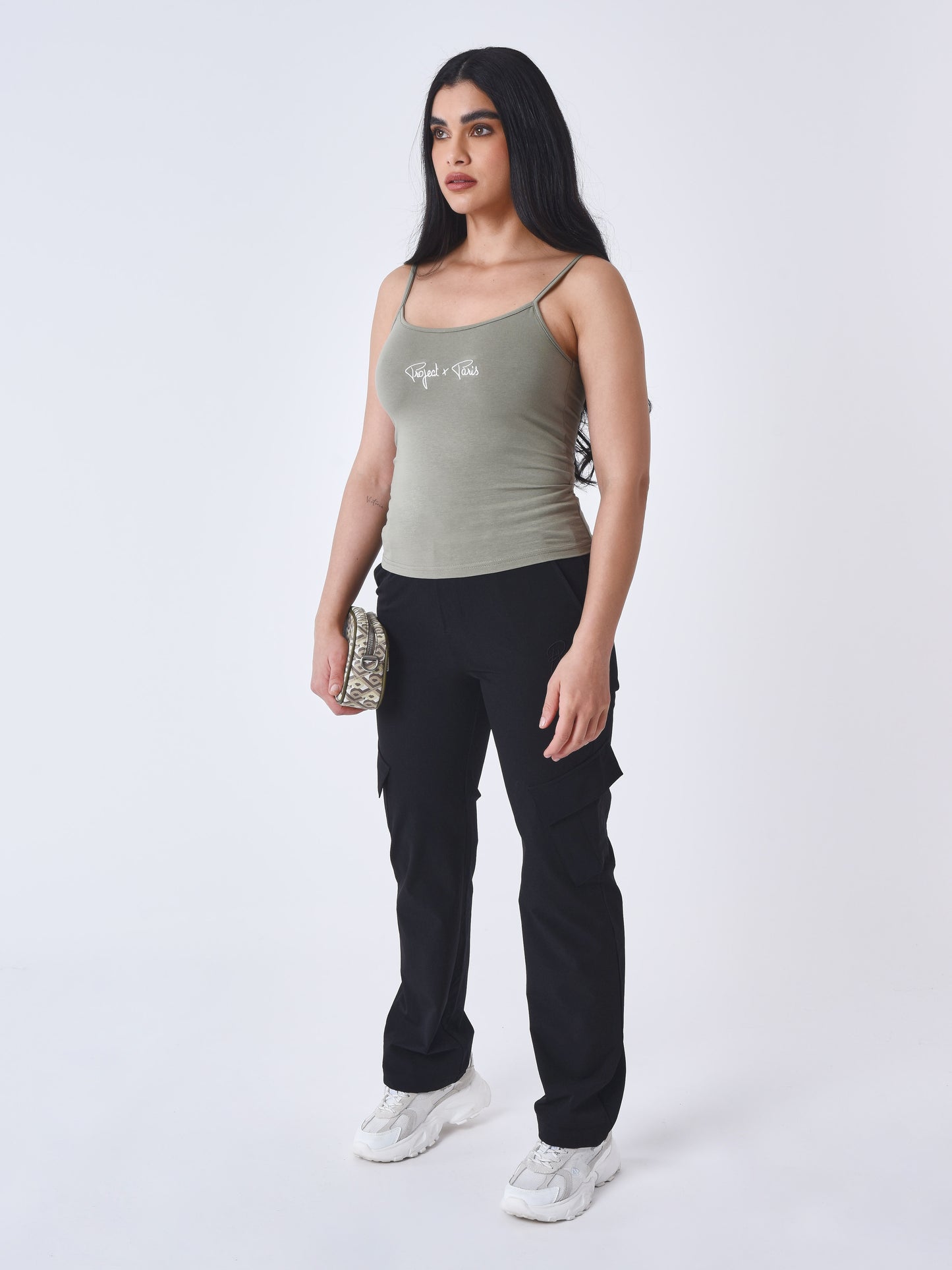 top-a-bretelles-essentials-kaki-modelshot