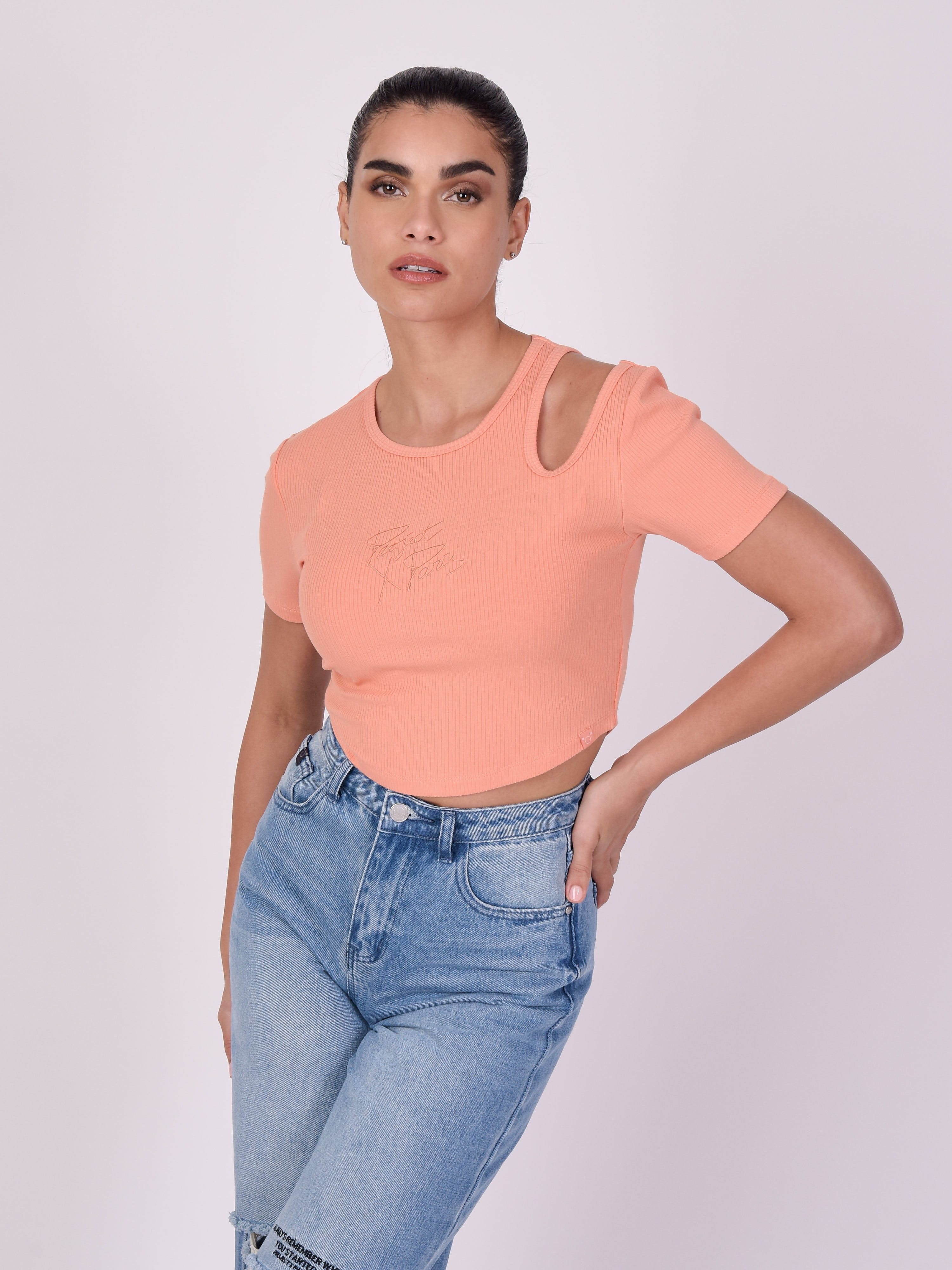top-asymetrique-manches-courtes-orange-modelshot