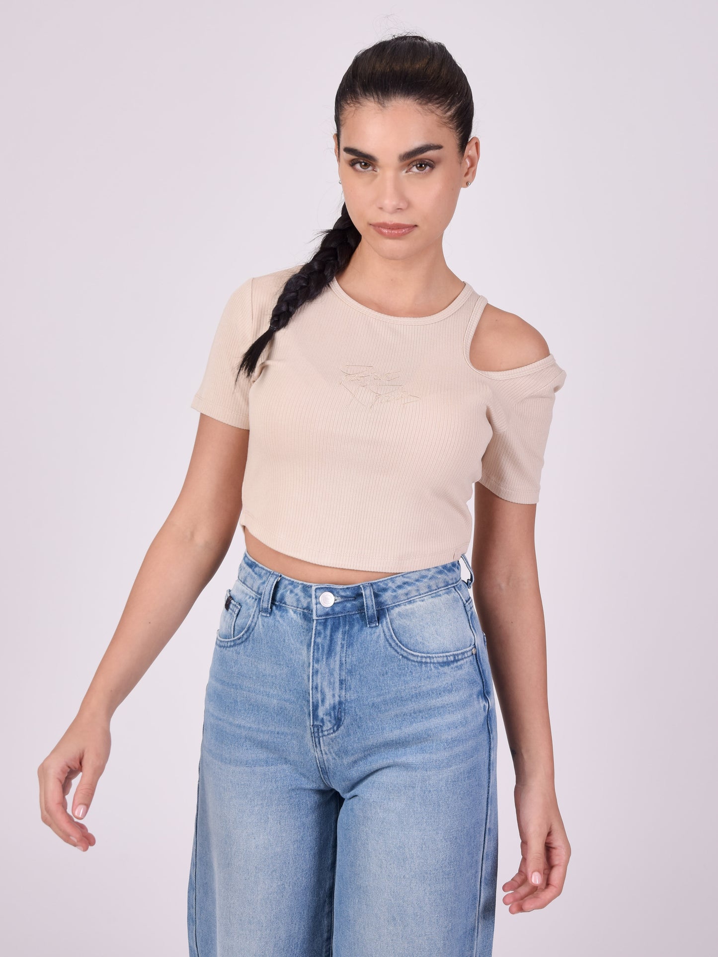 top-asymetrique-manches-courtes-beige-modelshot