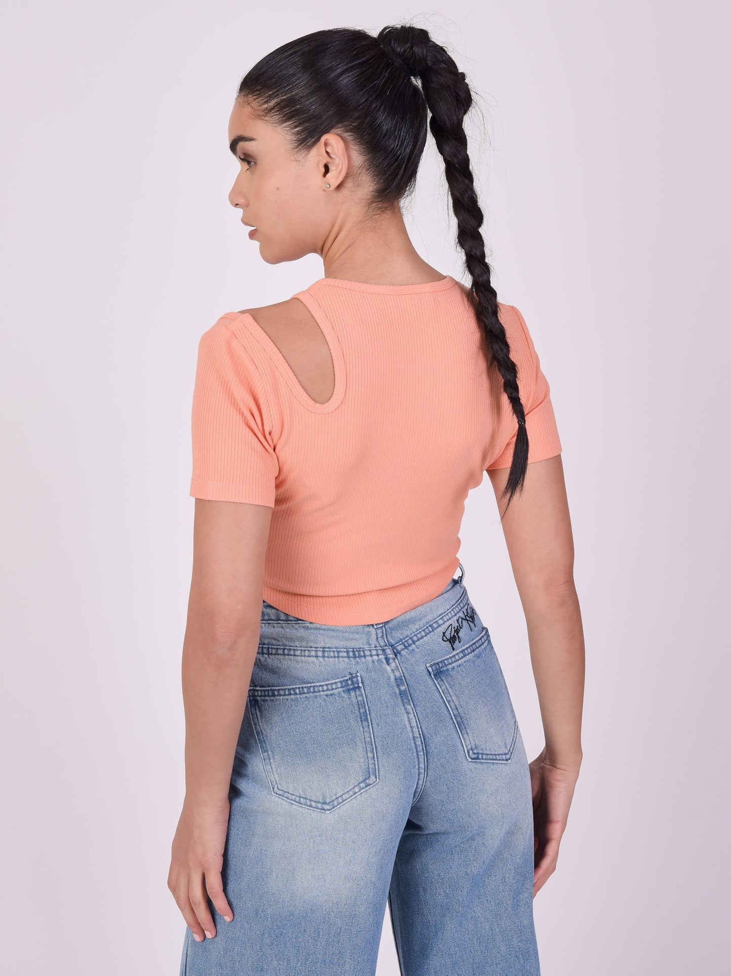 top-asymetrique-manches-courtes-orange-modelshot