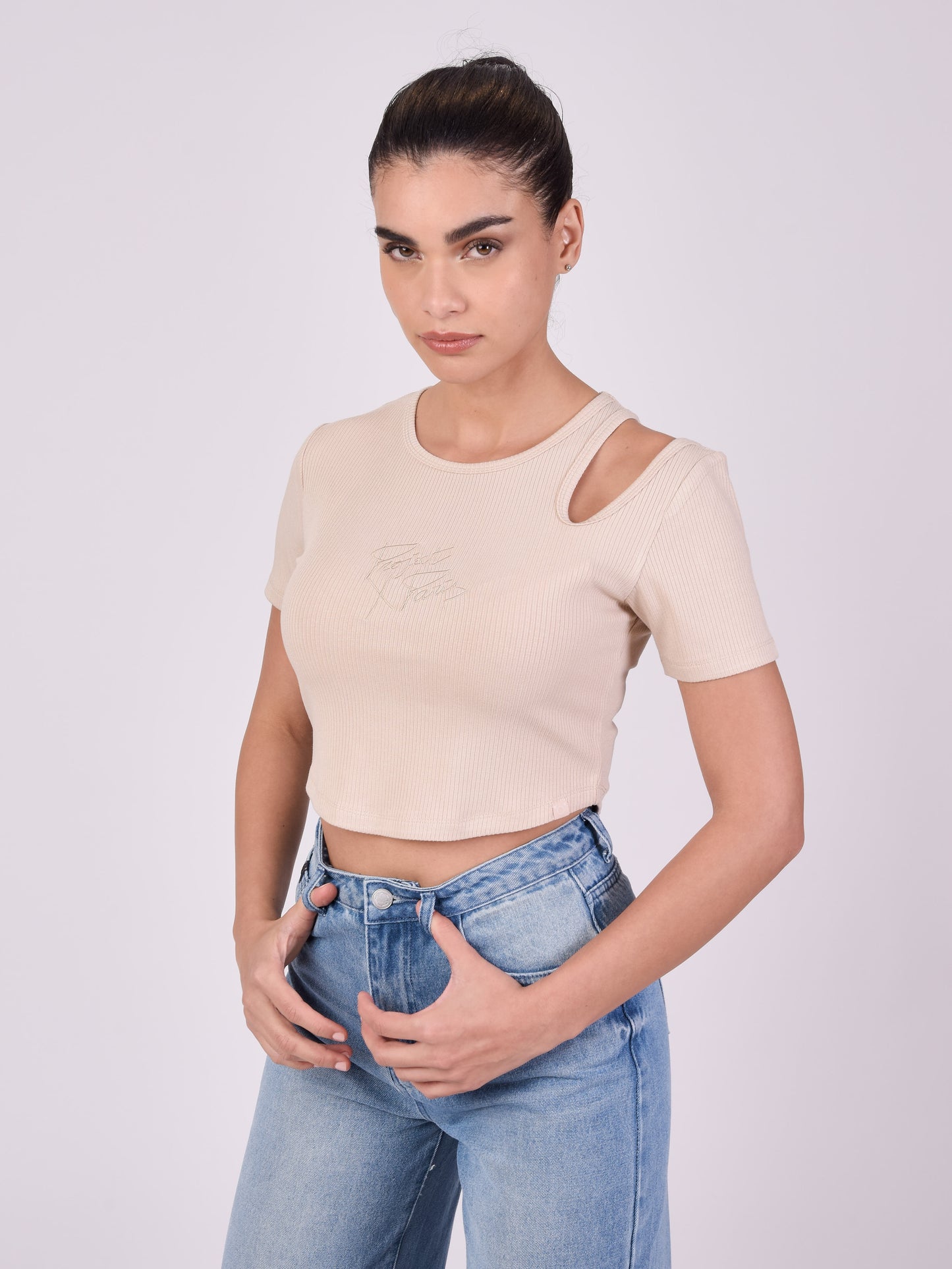 top-asymetrique-manches-courtes-beige-modelshot