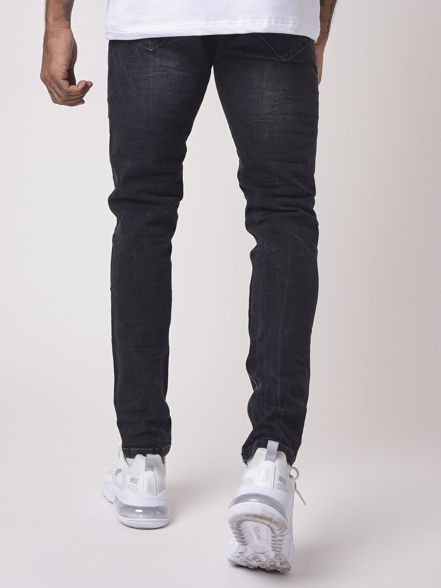 tp21027-noir-modelshot