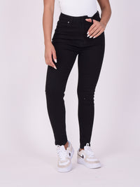 tp21047-noir-modelshot