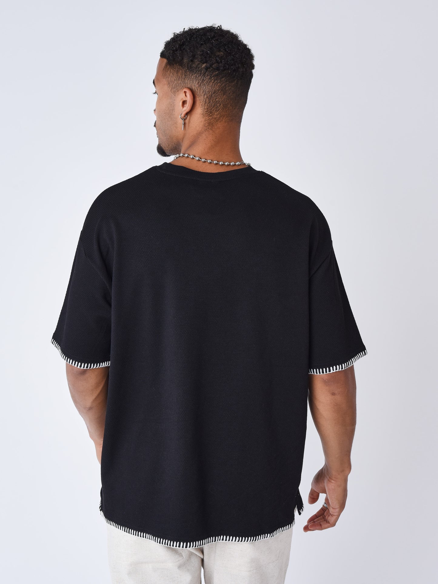 tshirt-texture-stitching-noir-modelshot