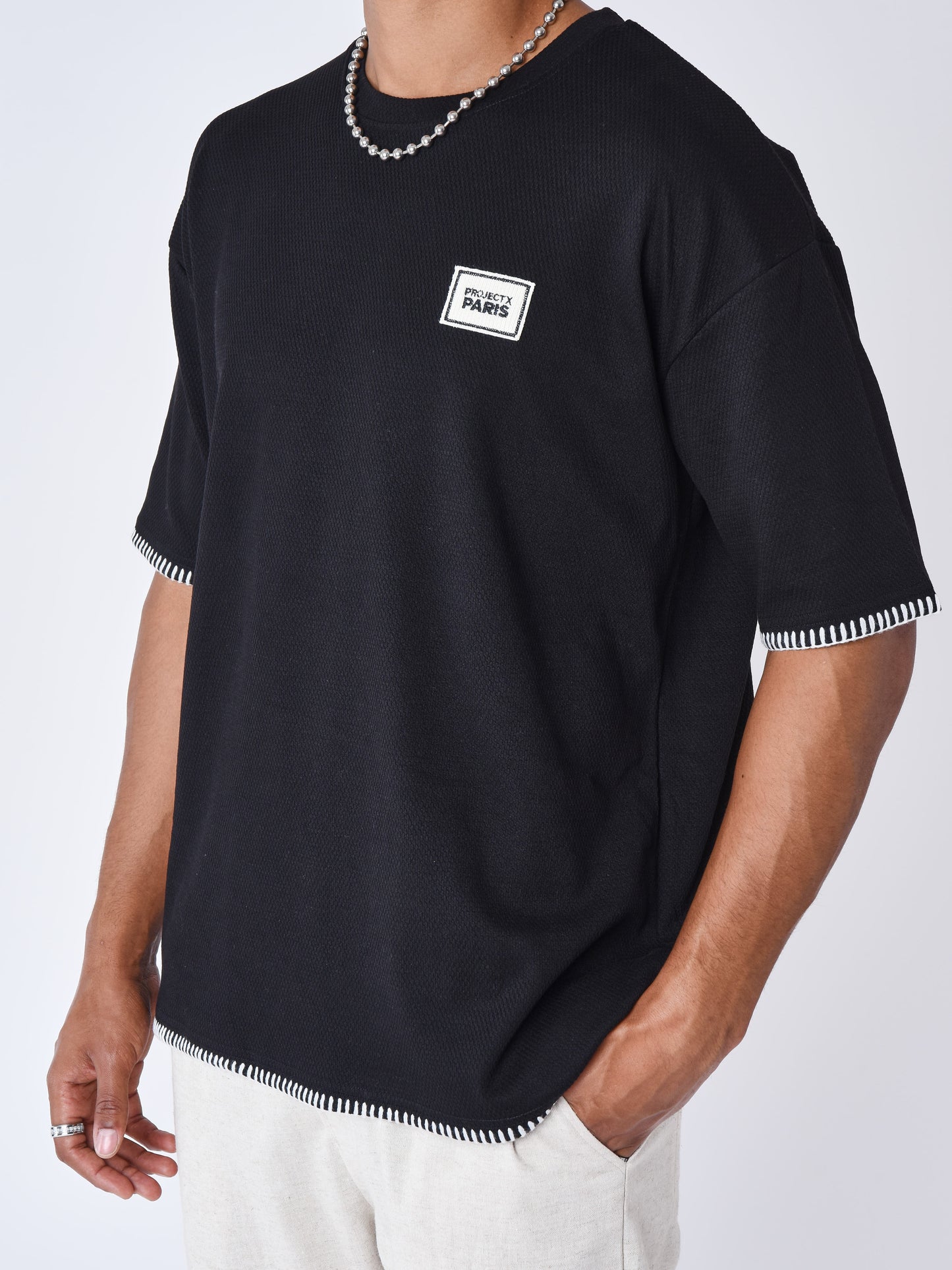 tshirt-texture-stitching-noir-modelshot