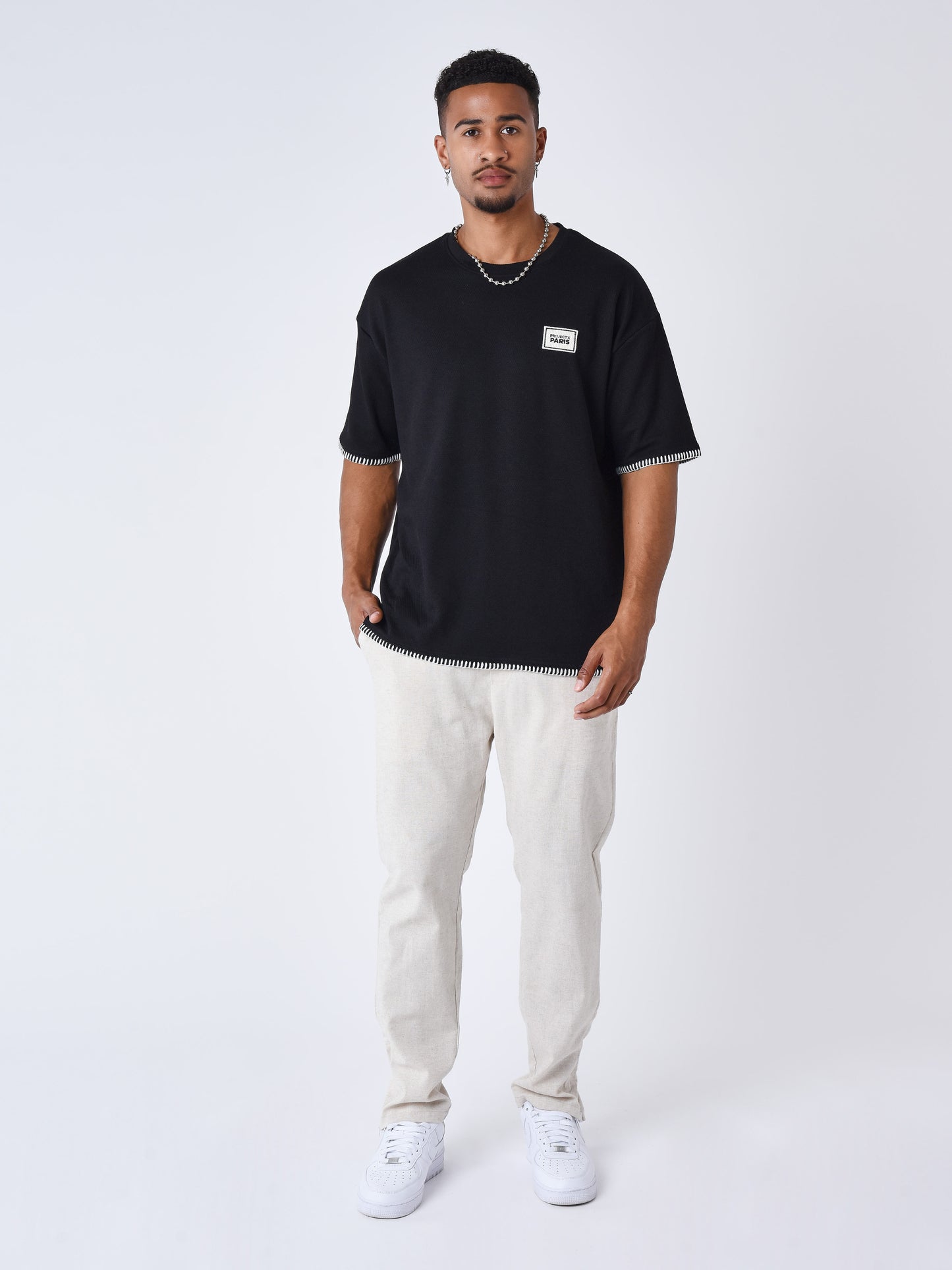 tshirt-texture-stitching-noir-modelshot