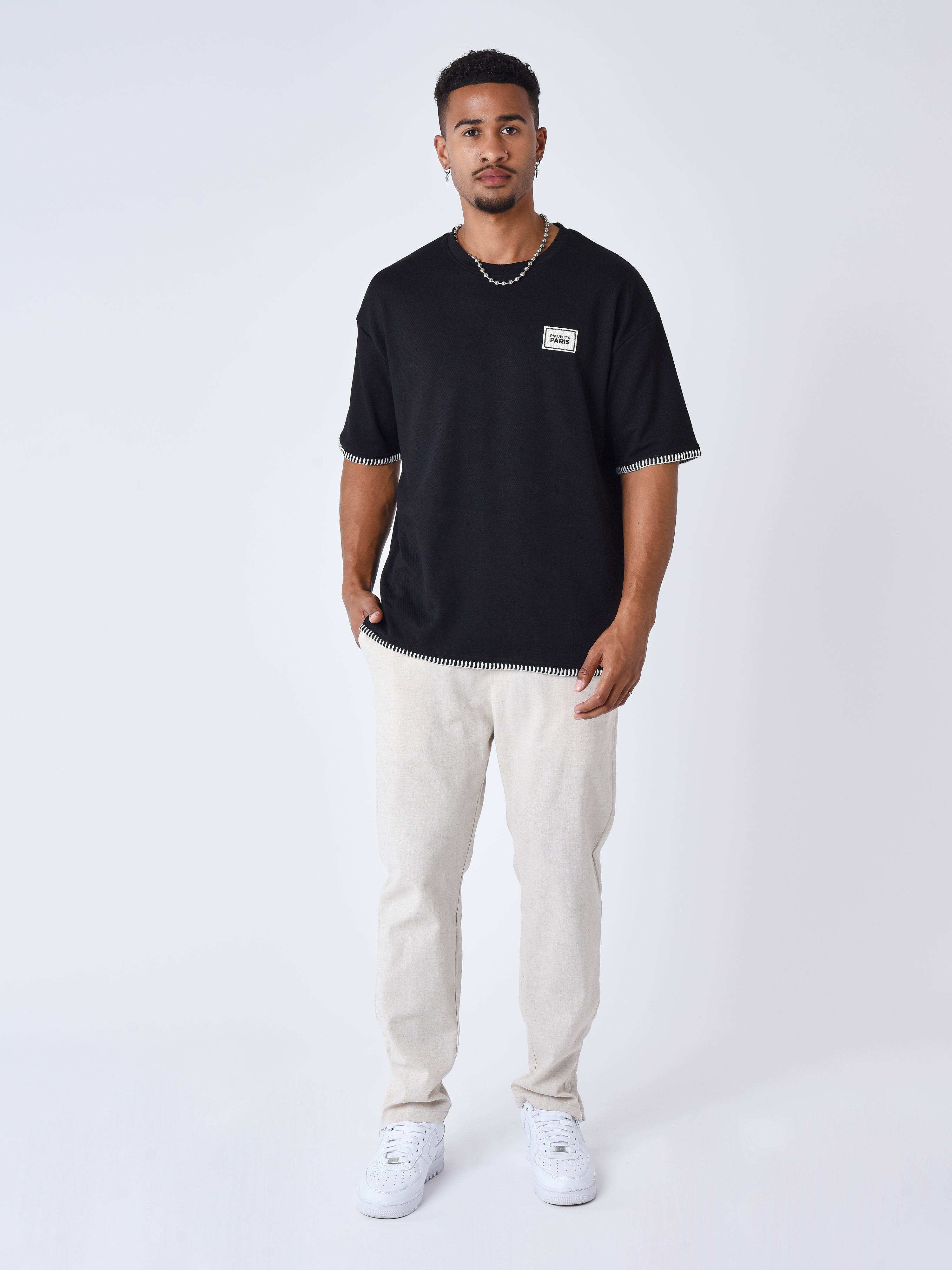 tshirt-texture-stitching-noir-modelshot