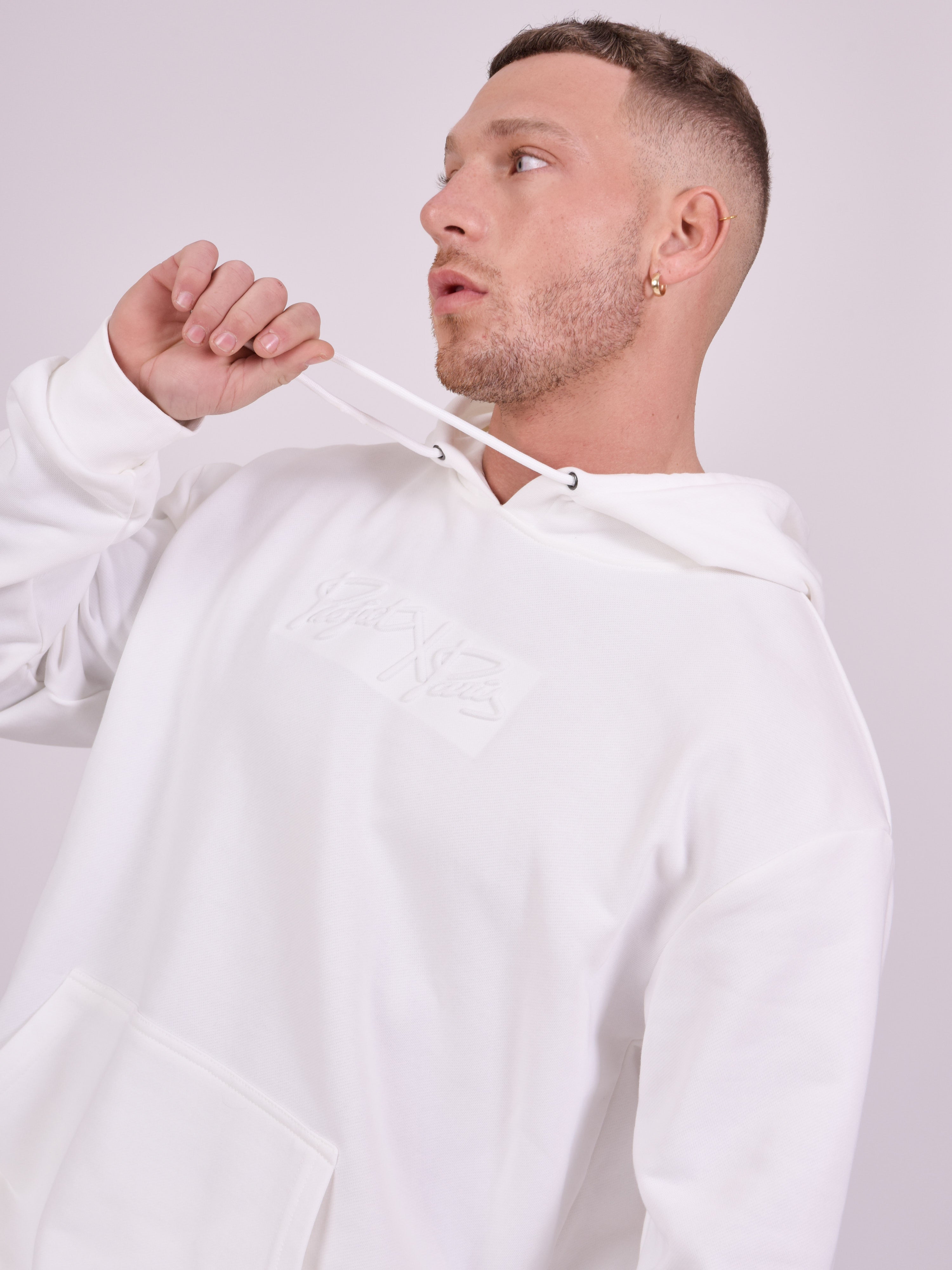 Sweat à capuche logo embossage relief-1