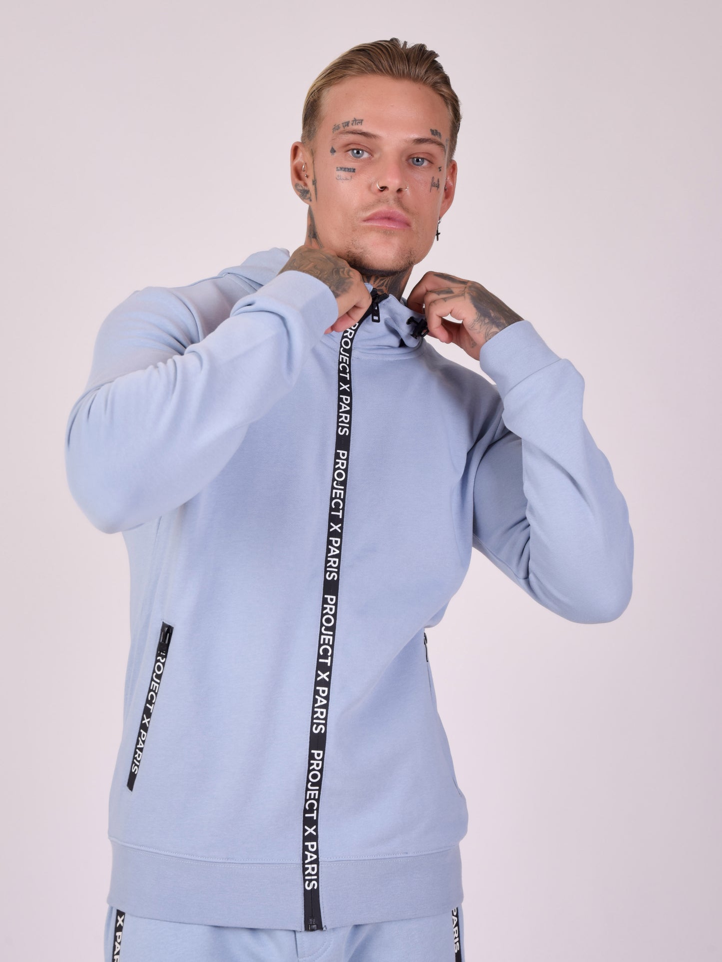 veste-a-capuche-basic-zip-logo-bleu-ciel-modelshot