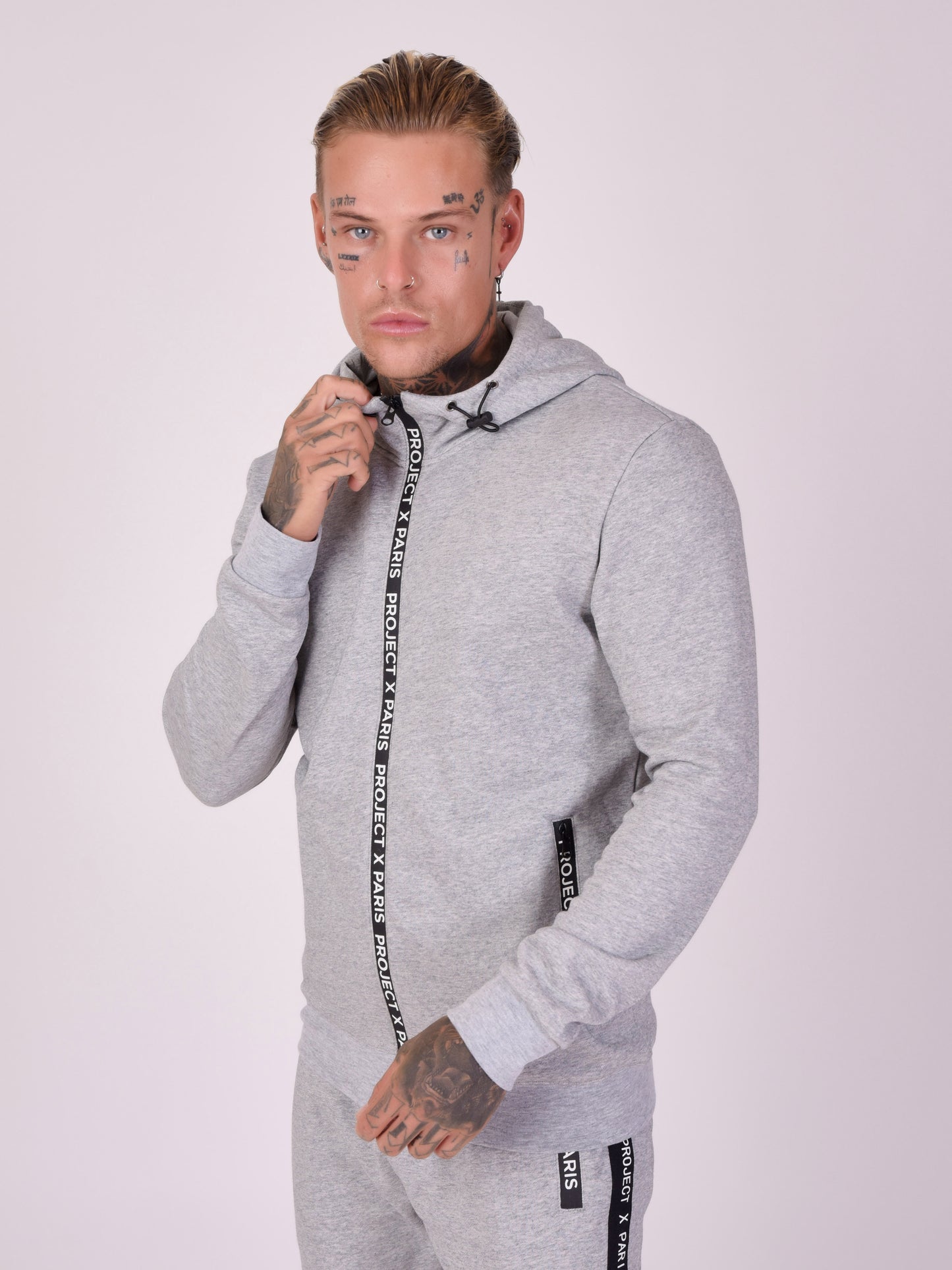 veste-a-capuche-basic-zip-logo-gris-clair-modelshot
