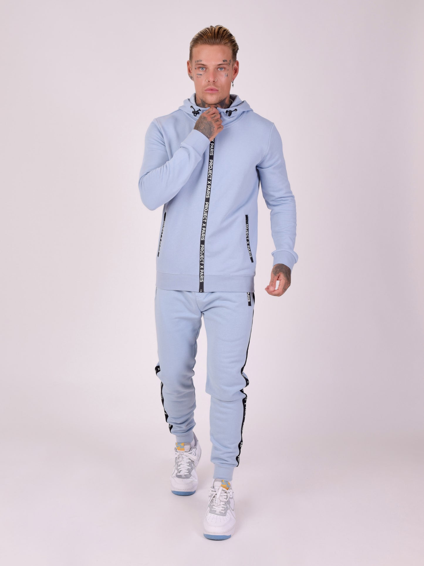 veste-a-capuche-basic-zip-logo-bleu-ciel-modelshot