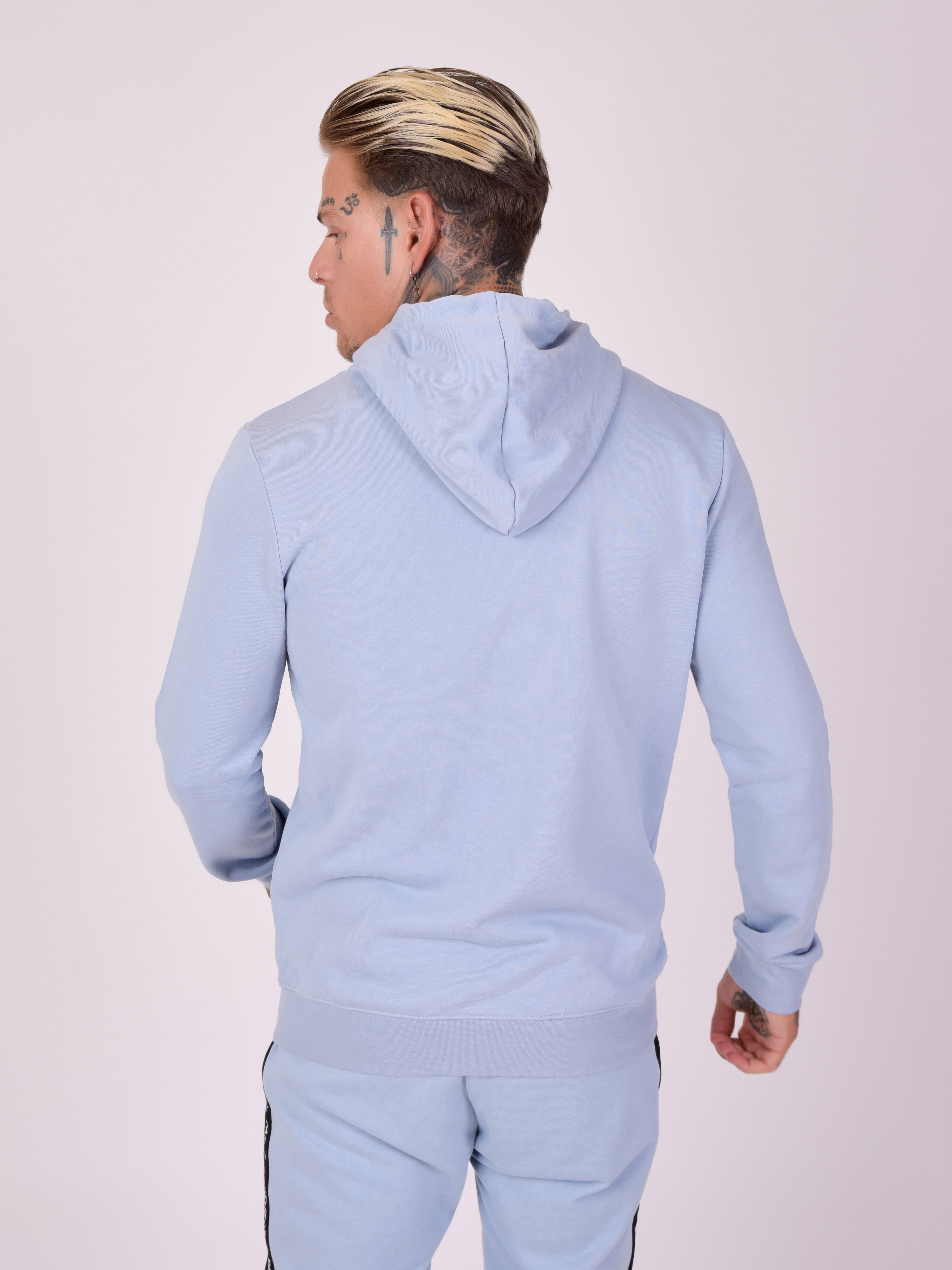 veste-a-capuche-basic-zip-logo-bleu-ciel-modelshot
