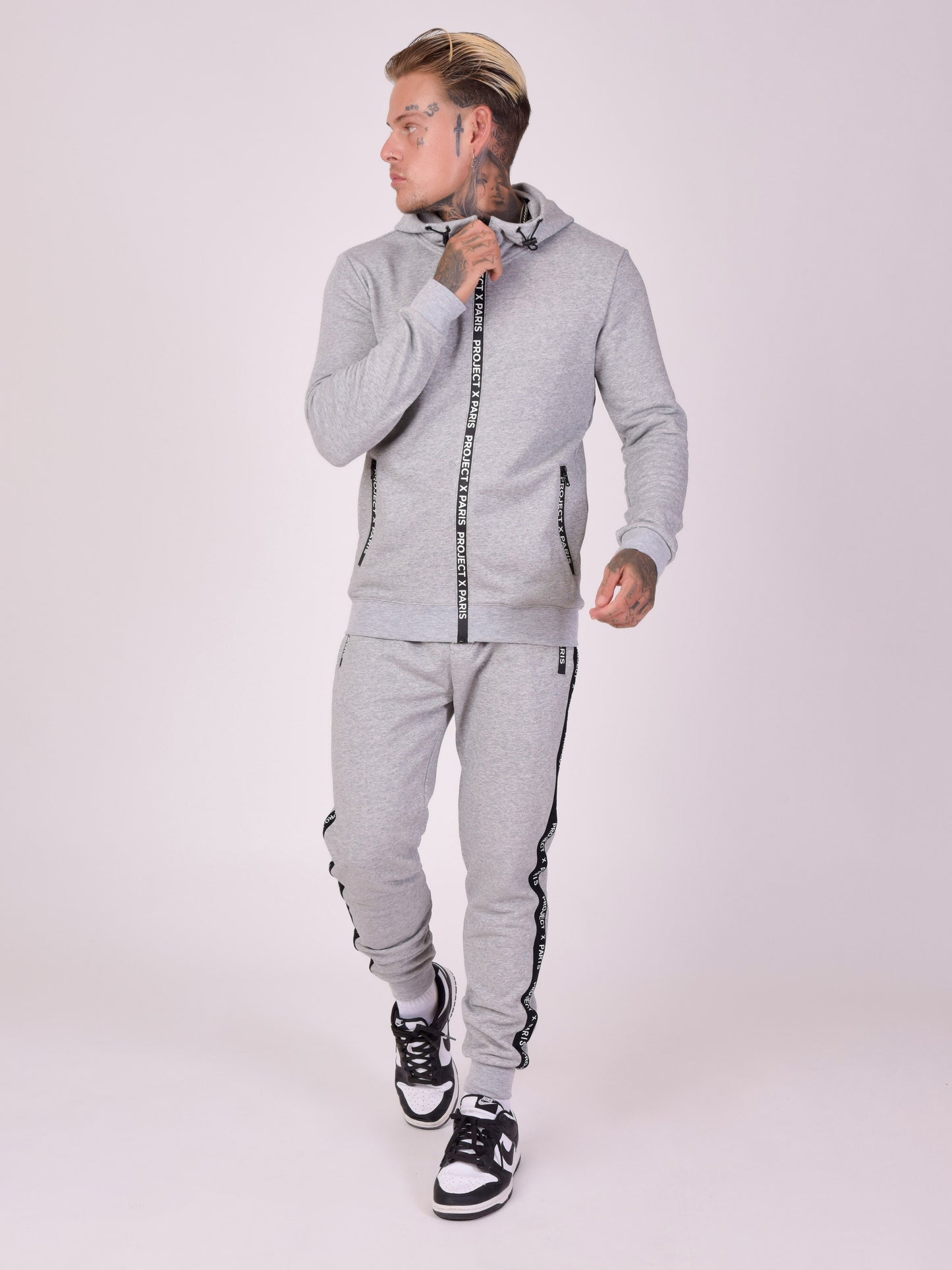 veste-a-capuche-basic-zip-logo-gris-clair-modelshot
