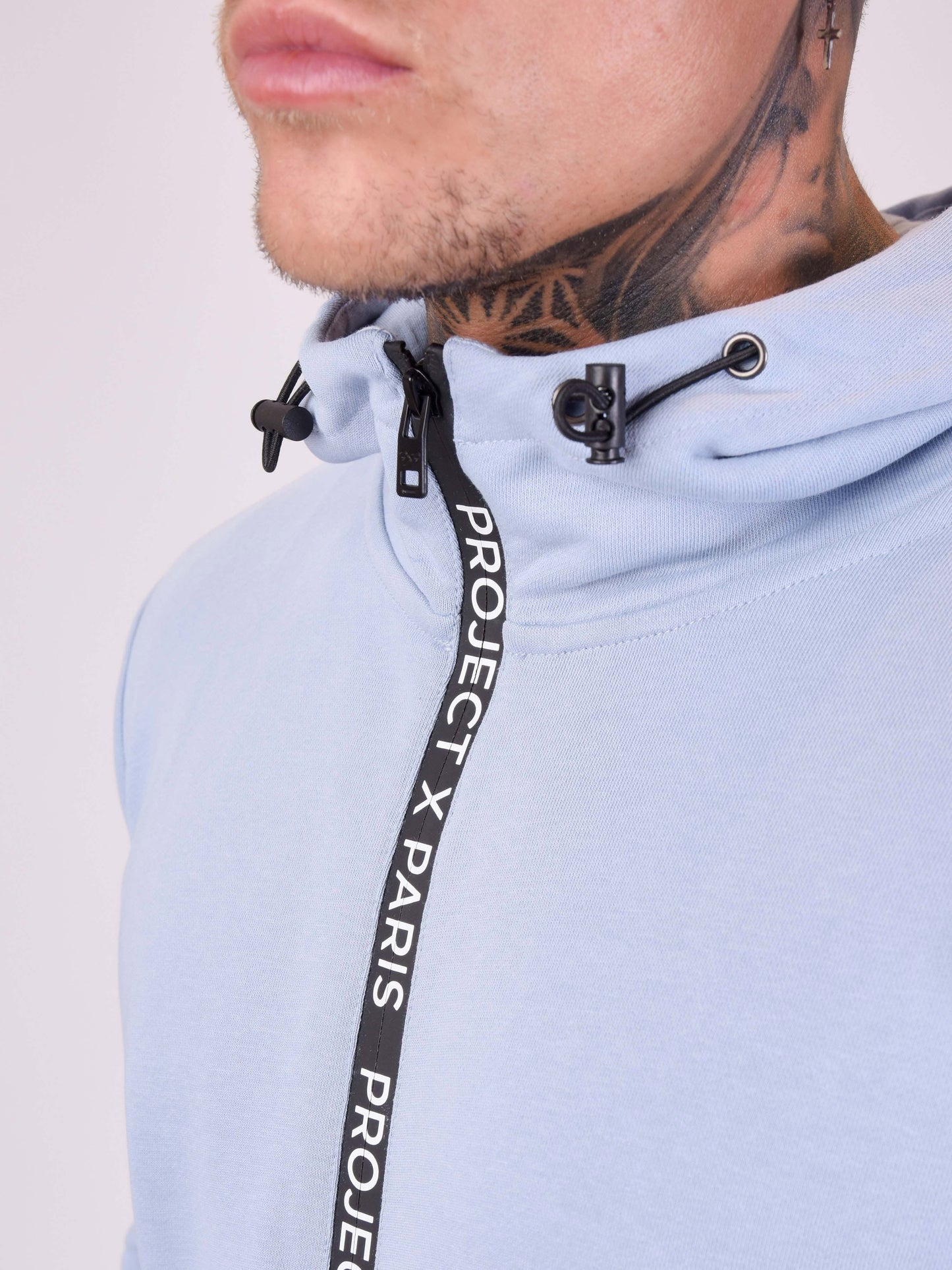 veste-a-capuche-basic-zip-logo-bleu-ciel-modelshot