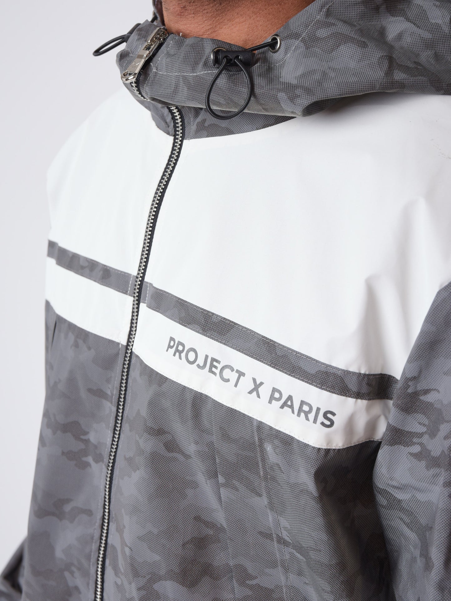 veste-a-capuche-bi-matiere-motif-camouflage-2030091-blanc