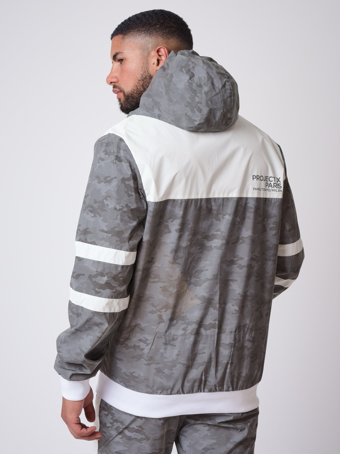 veste-a-capuche-bi-matiere-motif-camouflage-2030091-blanc