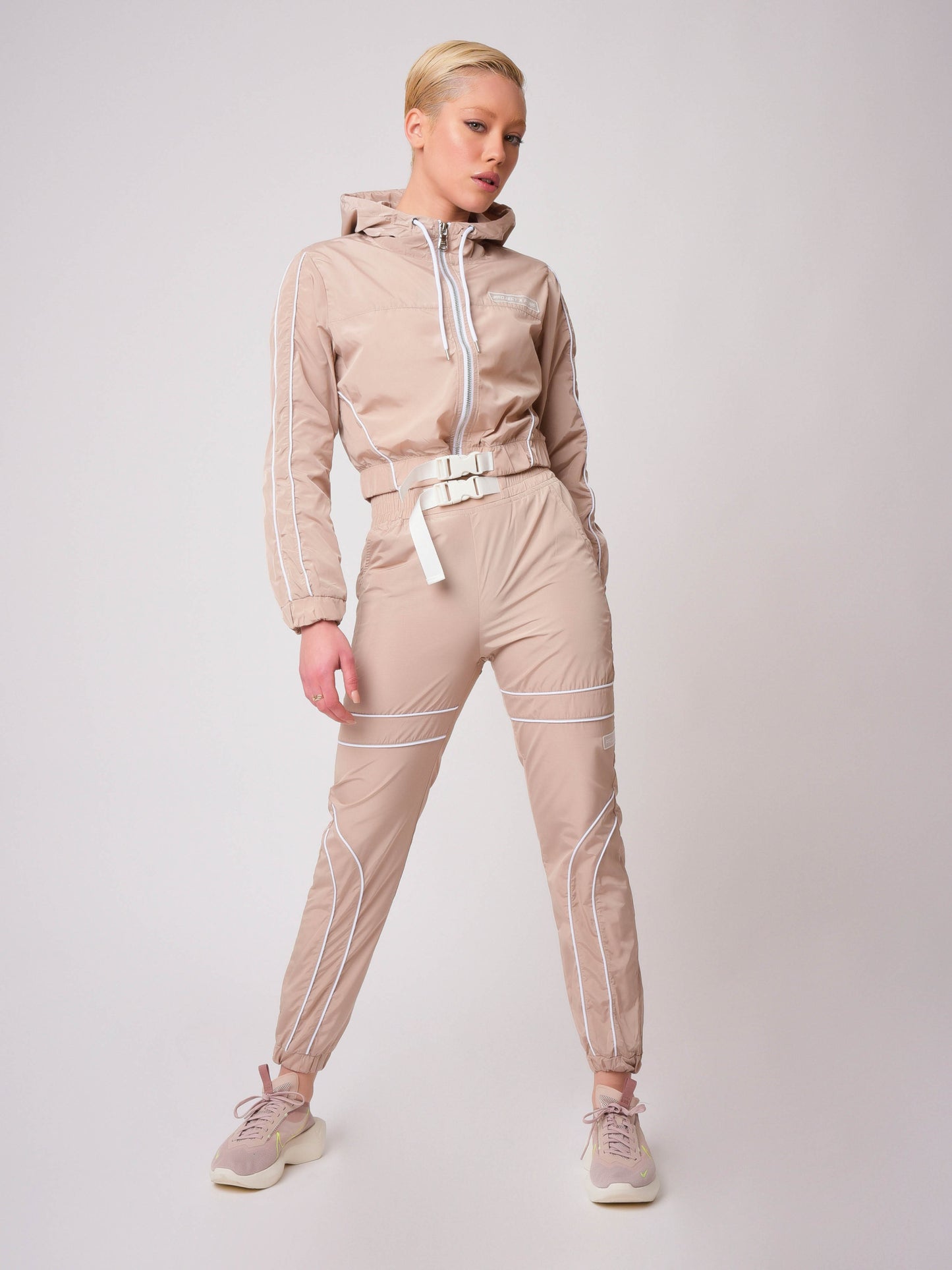 veste-a-capuche-piping-contraste-beige