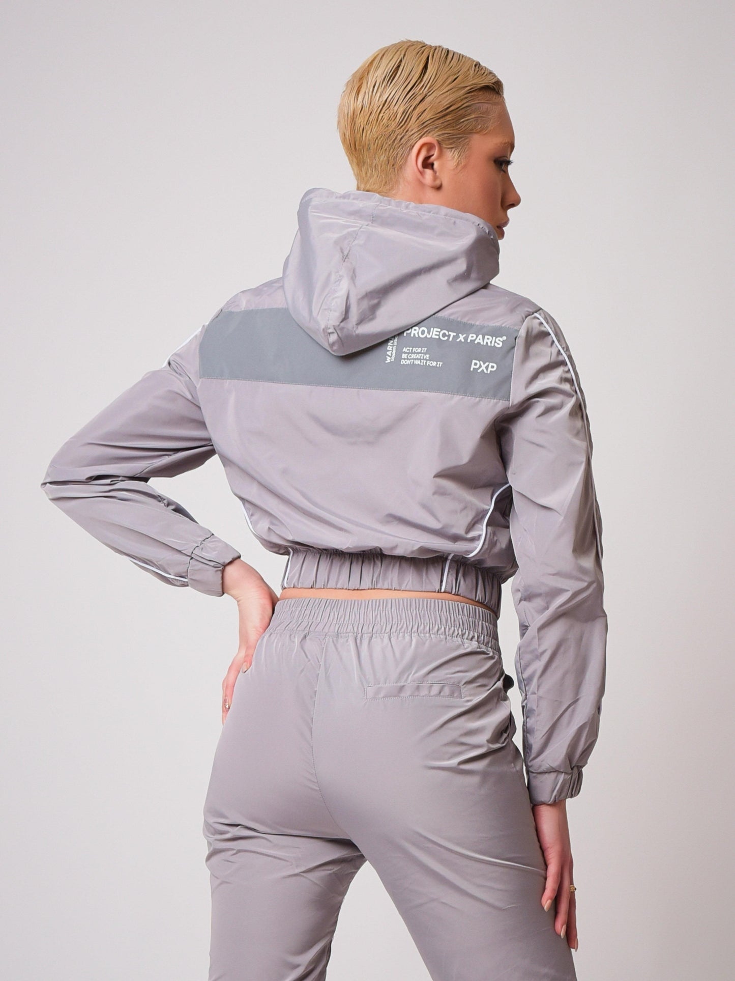 veste-a-capuche-piping-contraste-gris-clair