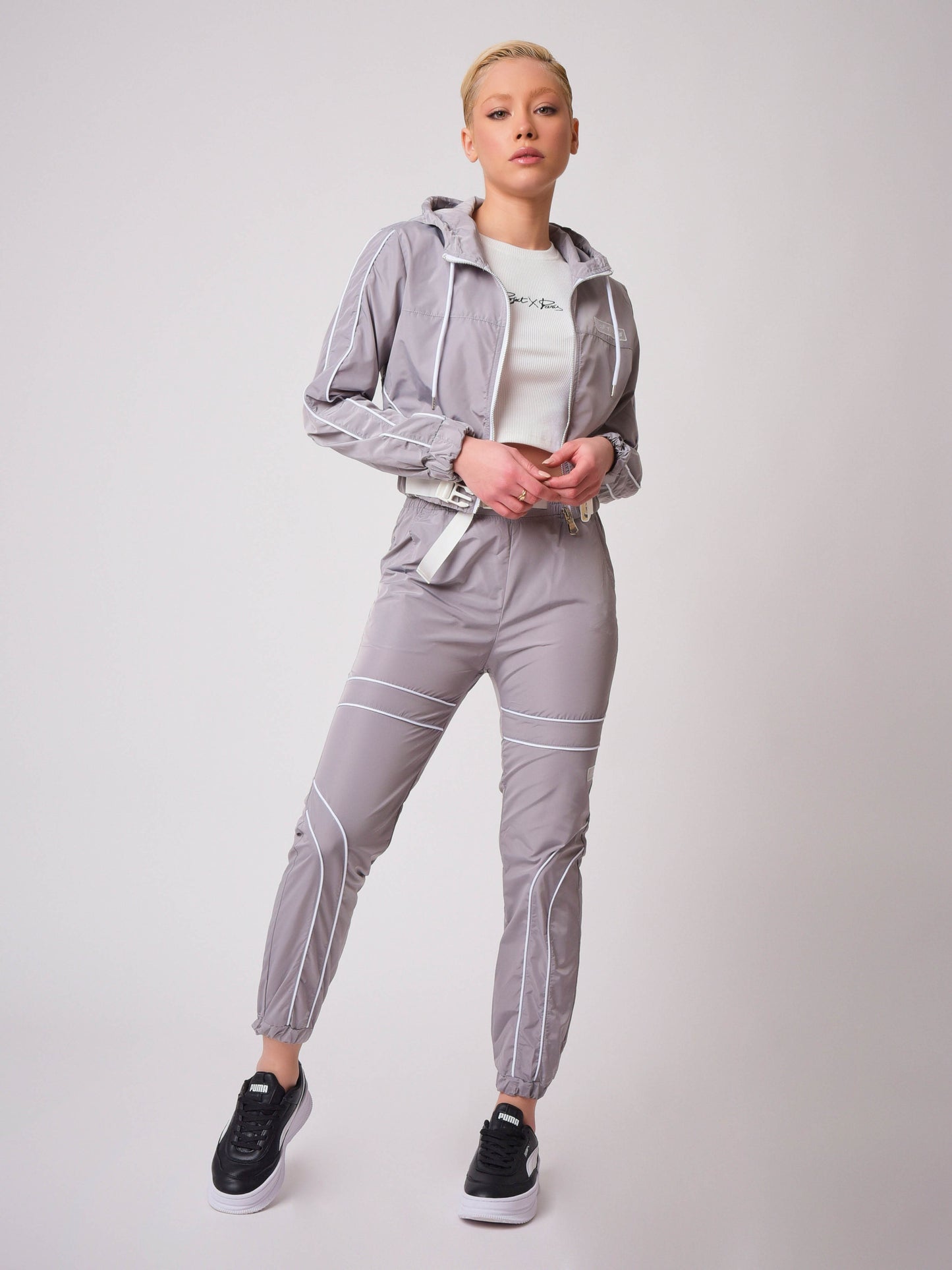 veste-a-capuche-piping-contraste-gris-clair