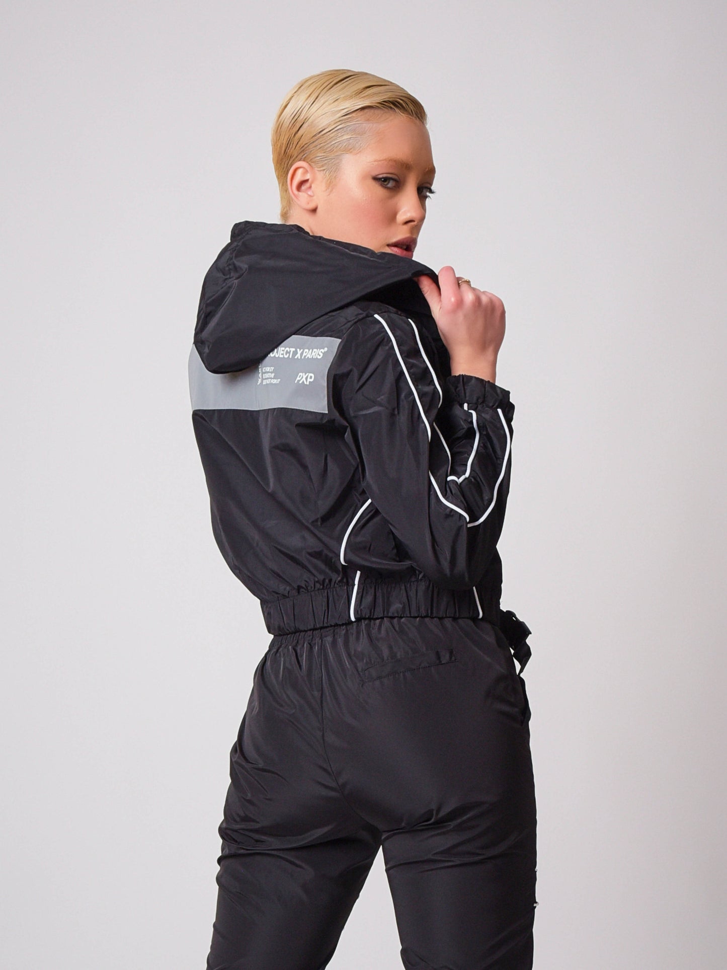 veste-a-capuche-piping-contraste-noir