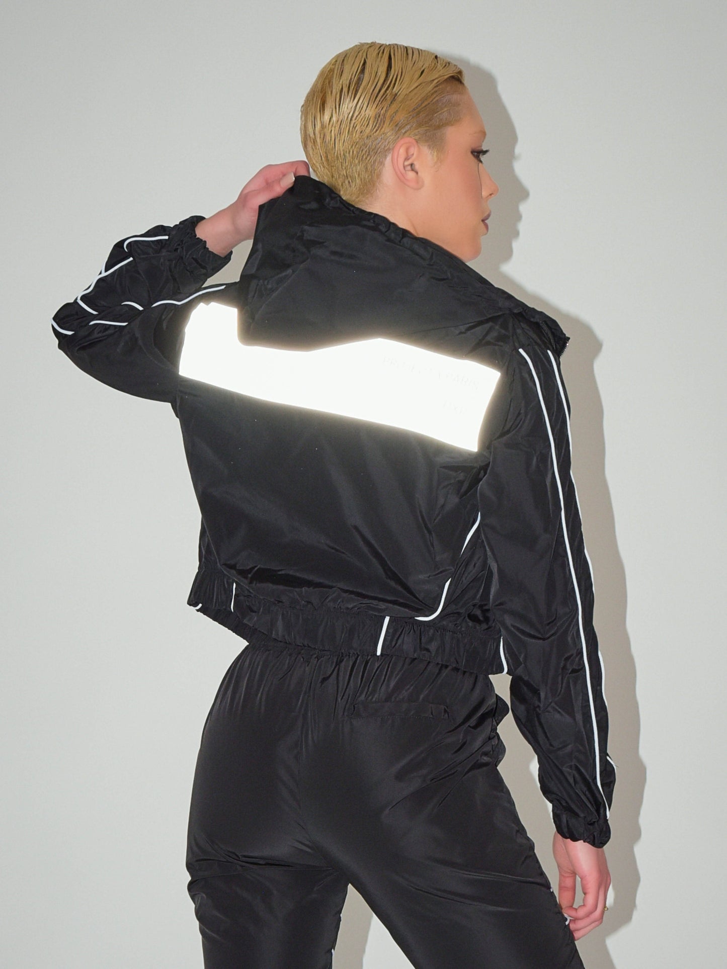 veste-a-capuche-piping-contraste-noir