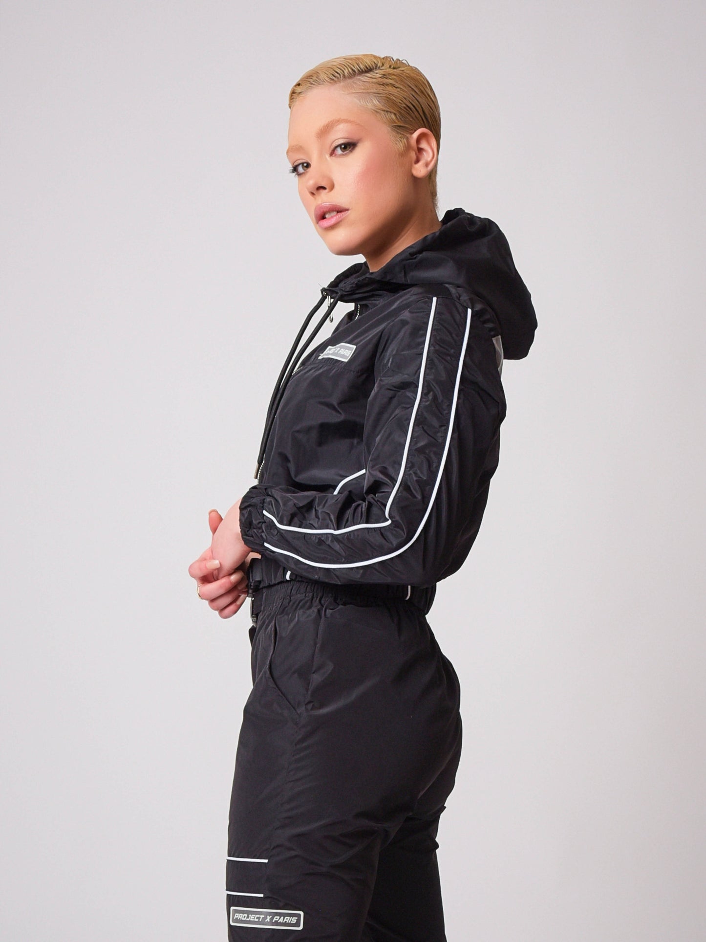 veste-a-capuche-piping-contraste-noir