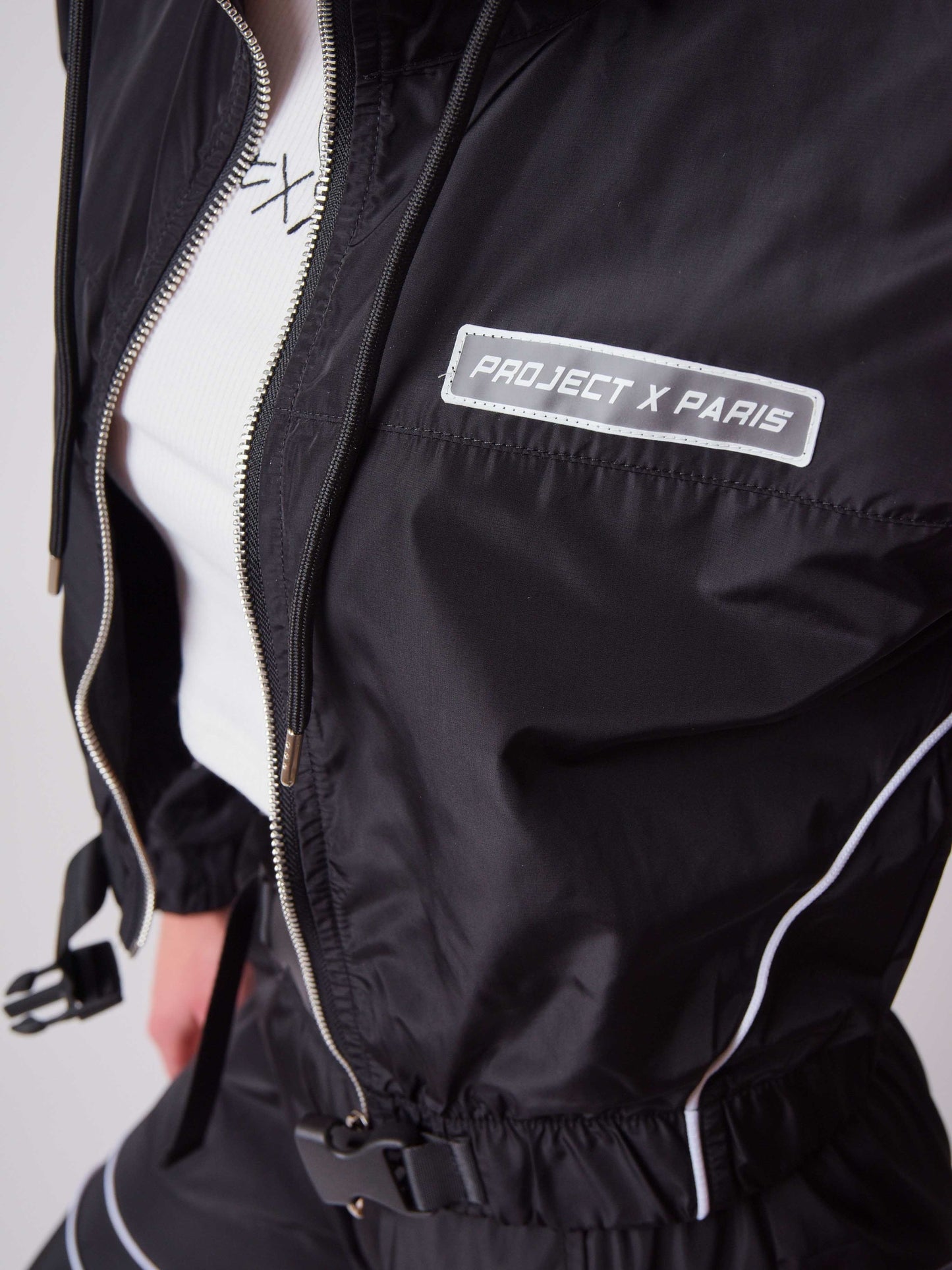 veste-a-capuche-piping-contraste-noir