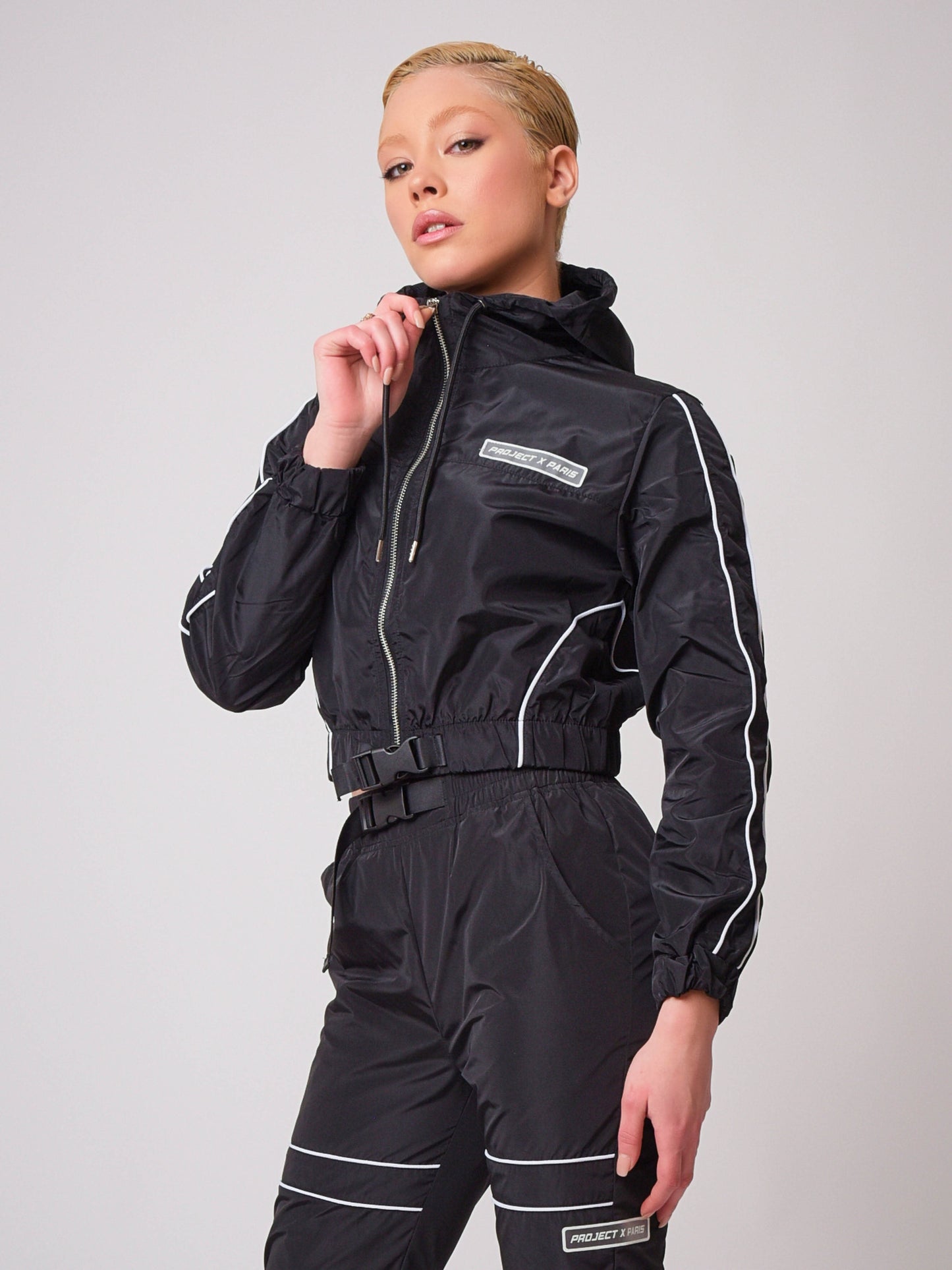 veste-a-capuche-piping-contraste-noir