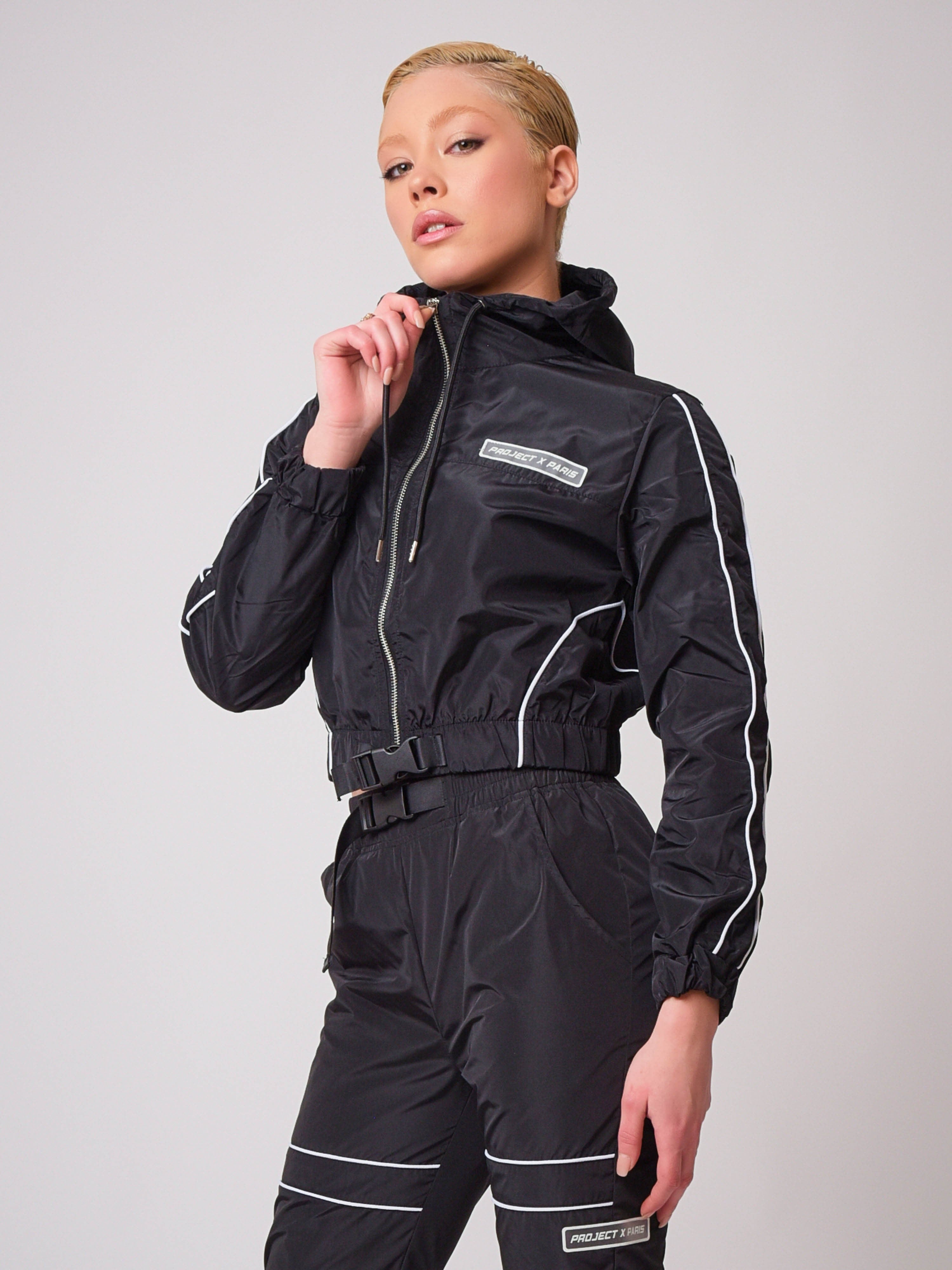 veste-a-capuche-piping-contraste-noir