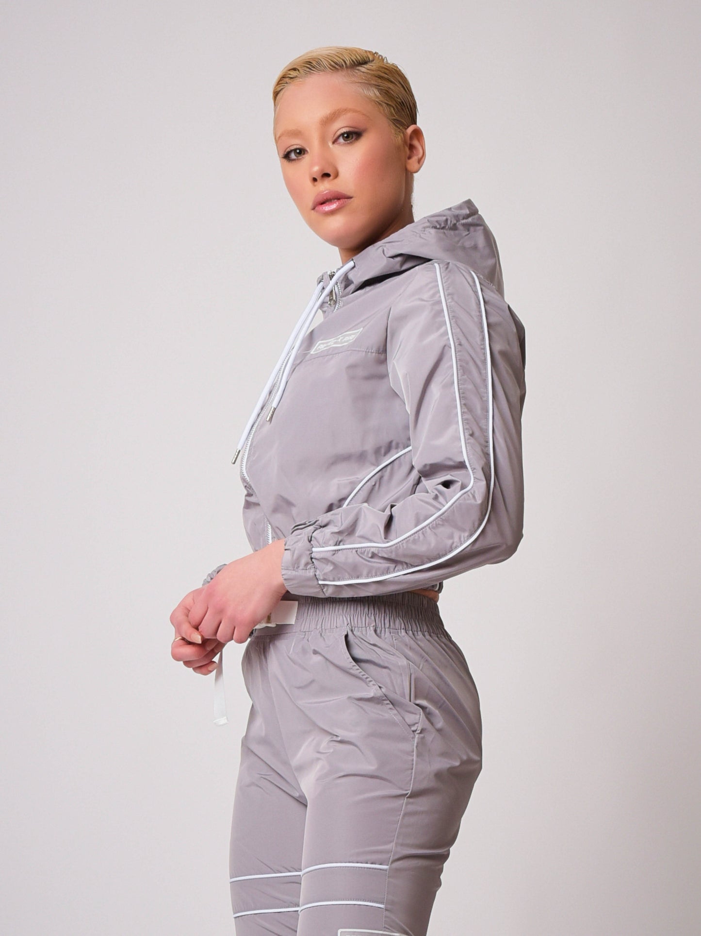 veste-a-capuche-piping-contraste-gris-clair