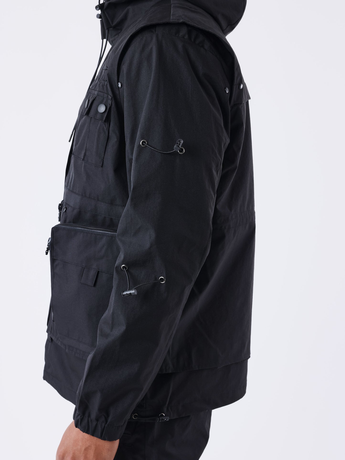 veste-a-capuche-technique-collaboration-kalash-noir-modelshot