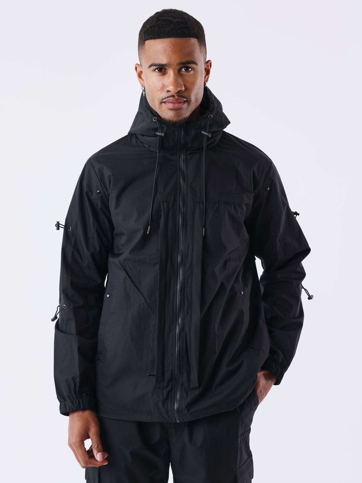 veste-a-capuche-technique-collaboration-kalash-noir-modelshot