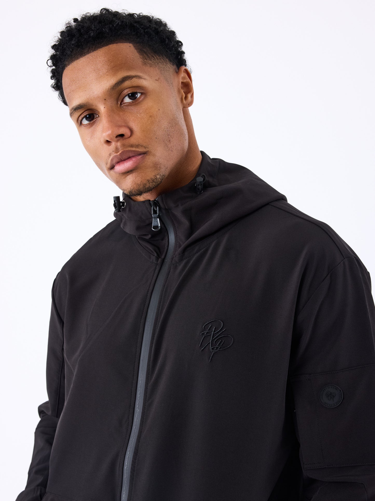 veste-a-capuche-technique-noir-modelshot
